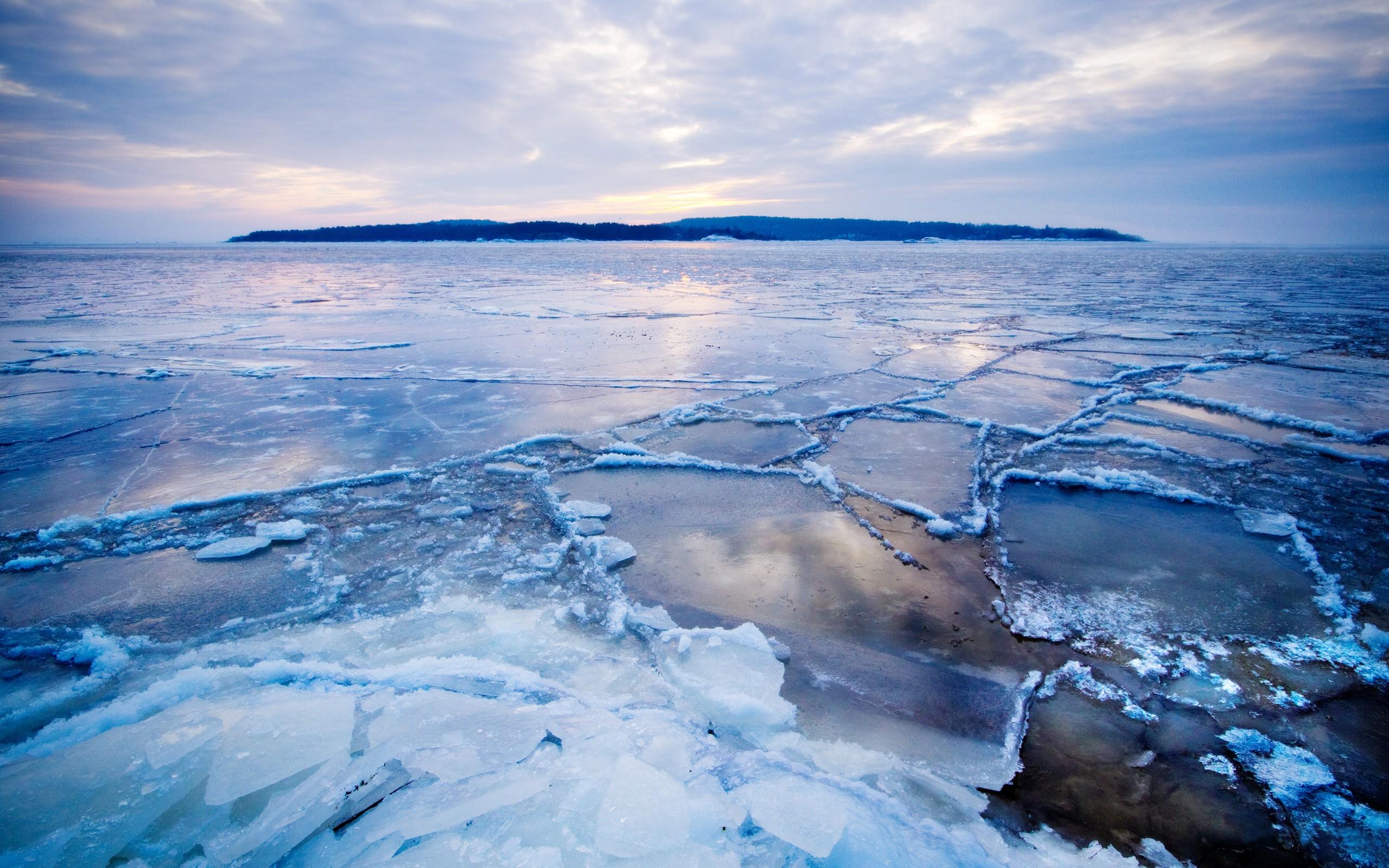 2560x1600 Plastic pollution in the Arctic