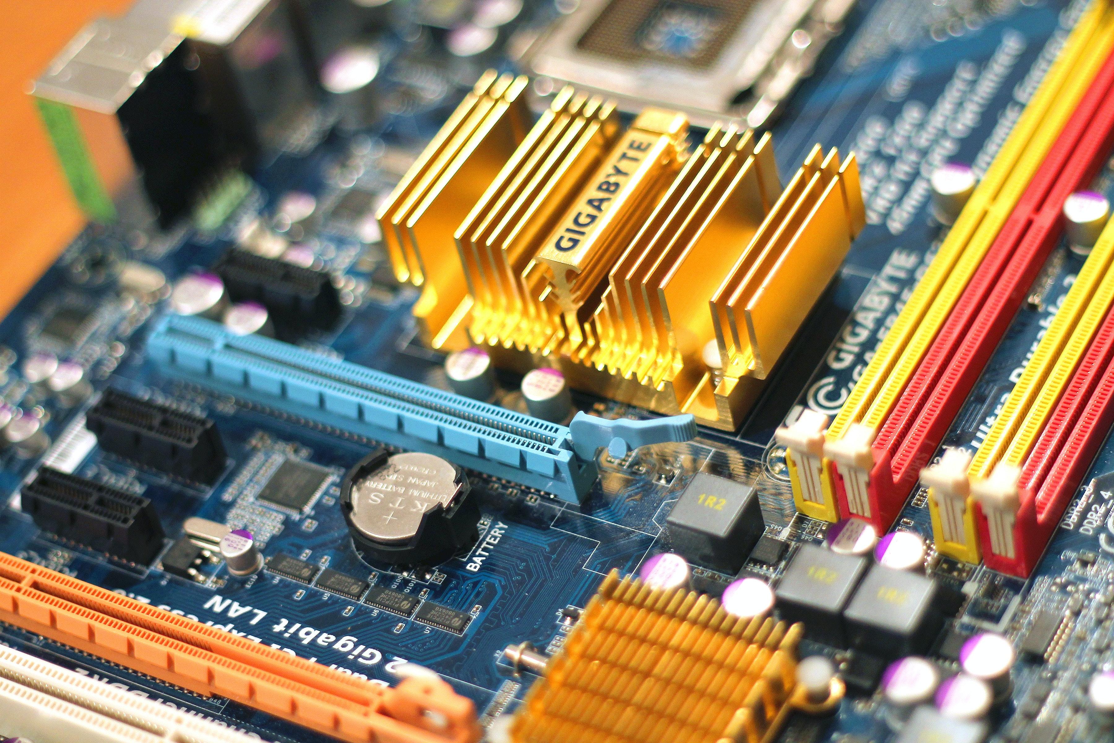 3600x2400 Personal computer motherboard · Free