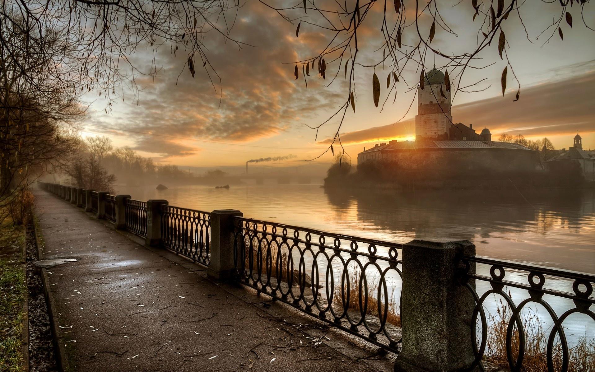 1920x1200 autumn, sunset, castle, clouds, morning, sea, Russia, mist wallpaper