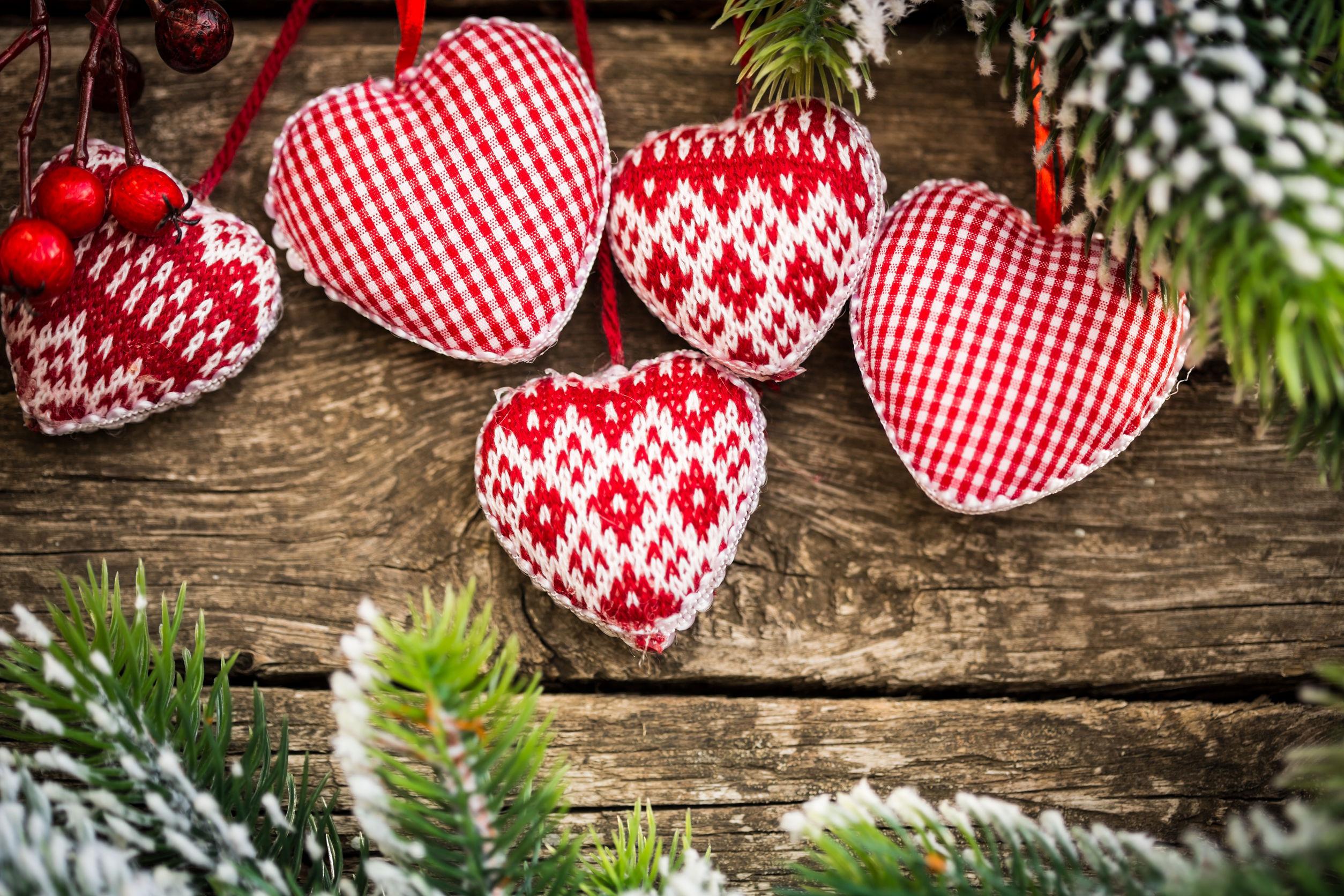 2508x1672 red, decor, love, Christmas, hearts, wood, white, home wallpaper