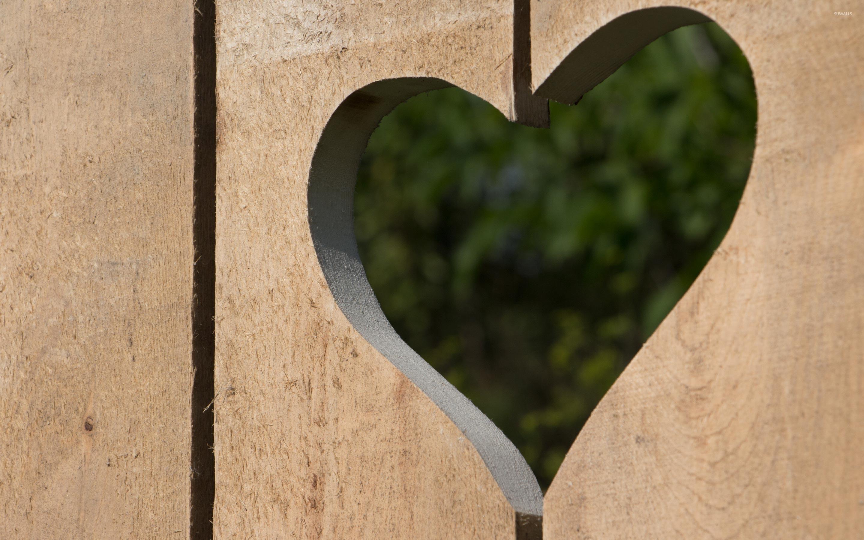 2880x1800 Wooden panels with a heart shaped hole wallpaper wallpaper