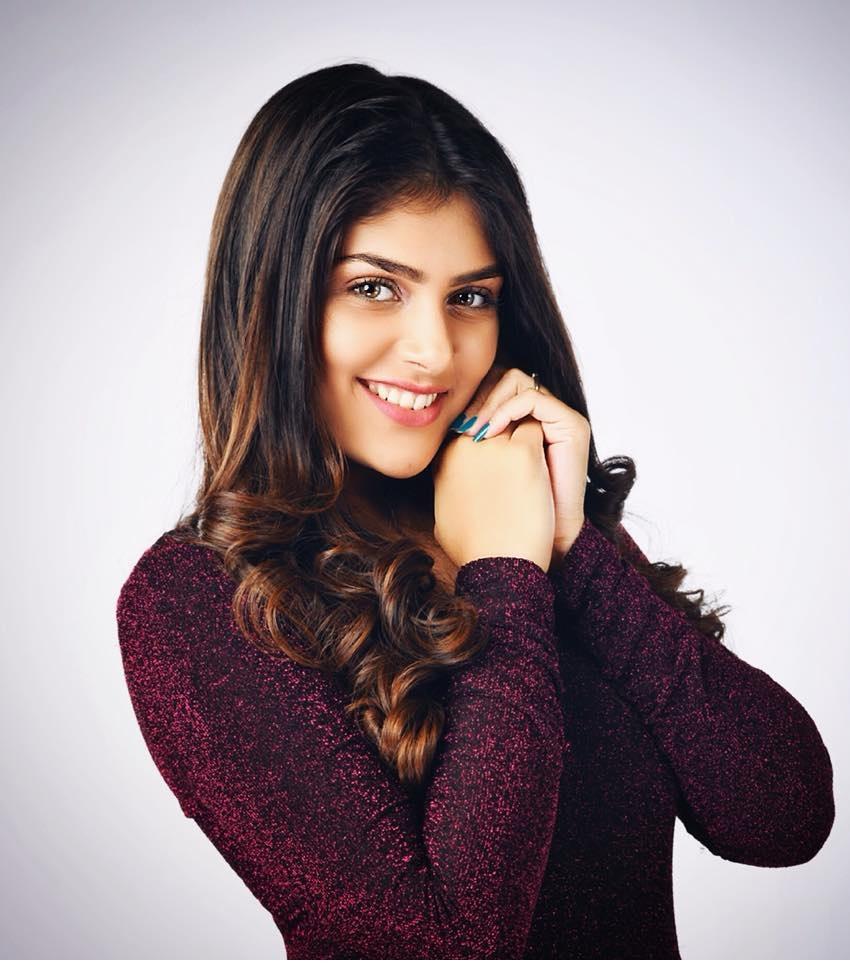 850x964 Ishitha Chauhan Wallpaper