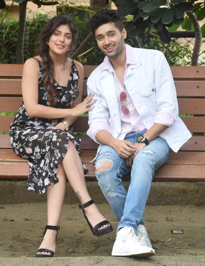800x1041 Utkarsh Sharma And Ishita Chauhan Wallpaper
