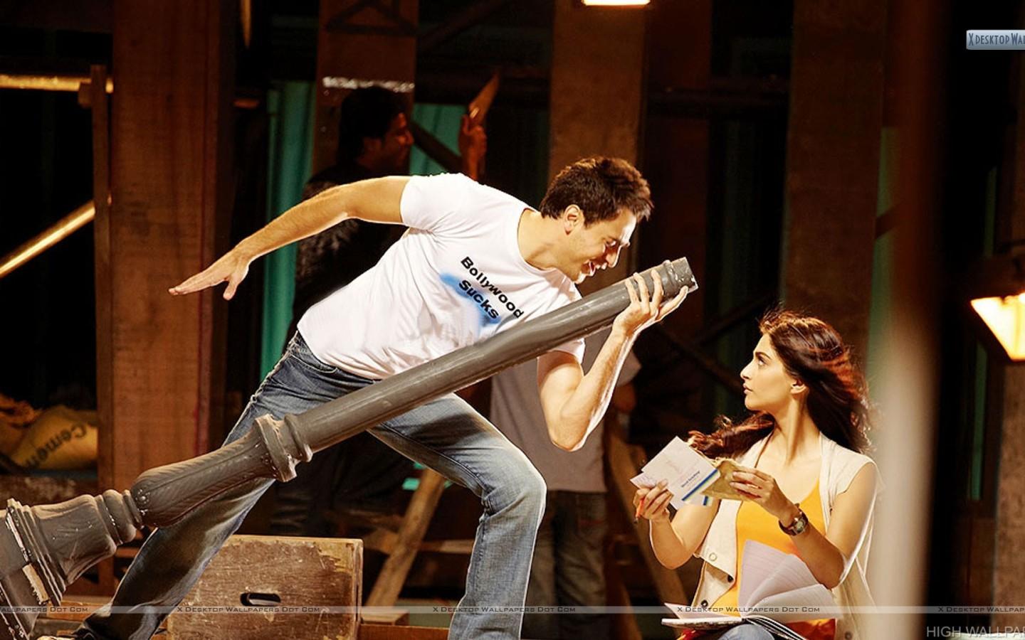 1440x900 Imran Khan Singing In Front Of Sonam Kapoor HD Wallpaper