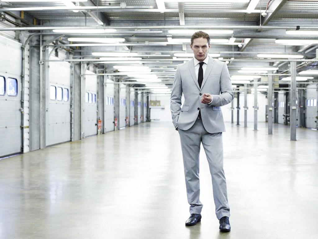 1024x768 Download 2560x2048 Tom Hardy In The Empty Garage Wallpaper Desktop Background