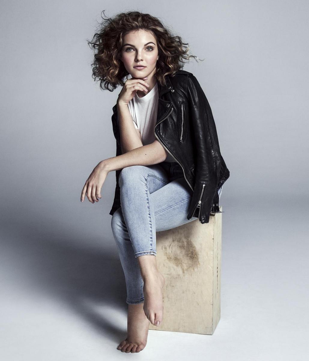 1029x1200 Camren Bicondova wallpaper