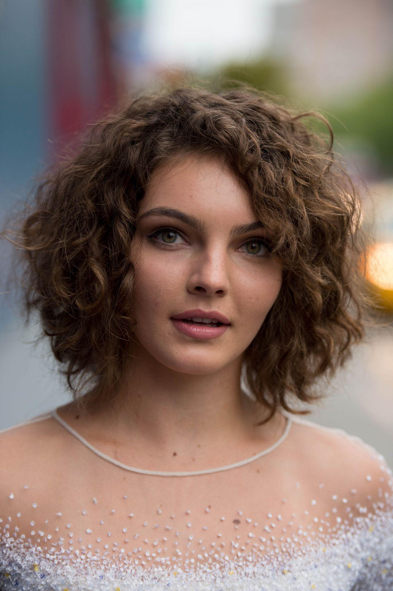 1280x1923 Camren Bicondova Hypertelorism Wallpaper