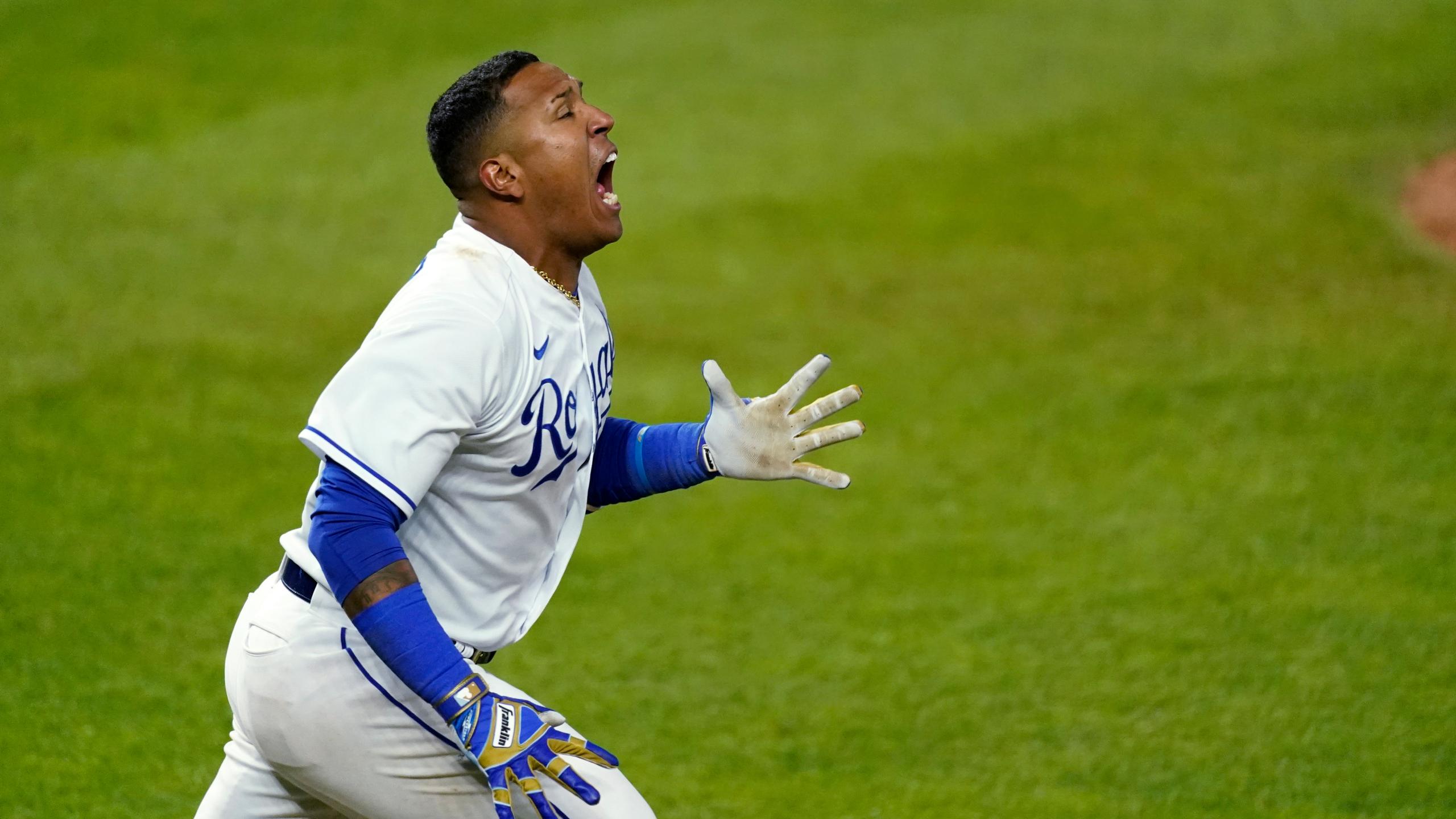 2560x1440 Kansas City Royals' Salvador Perez surprises young fan with bat