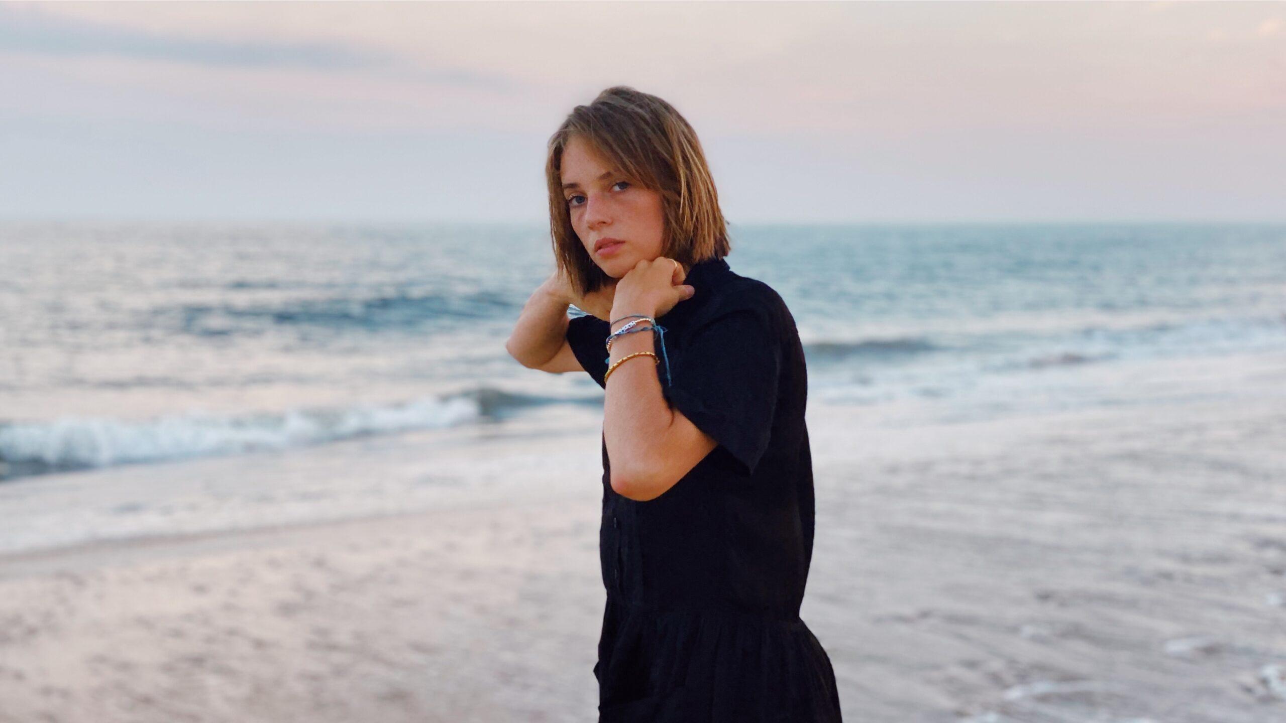 2560x1440 Maya Hawke in Beach Wallpaper