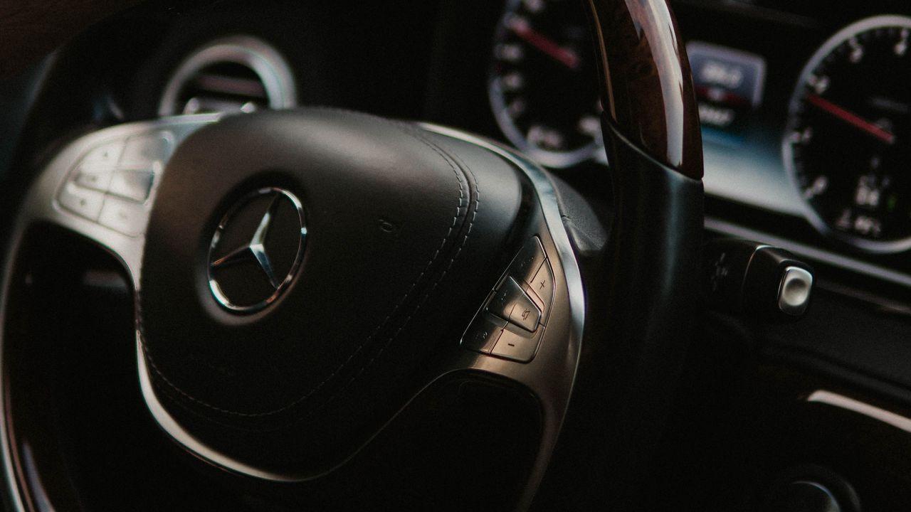 1280x720 Wallpaper mercedes benz hand steering wheel salon