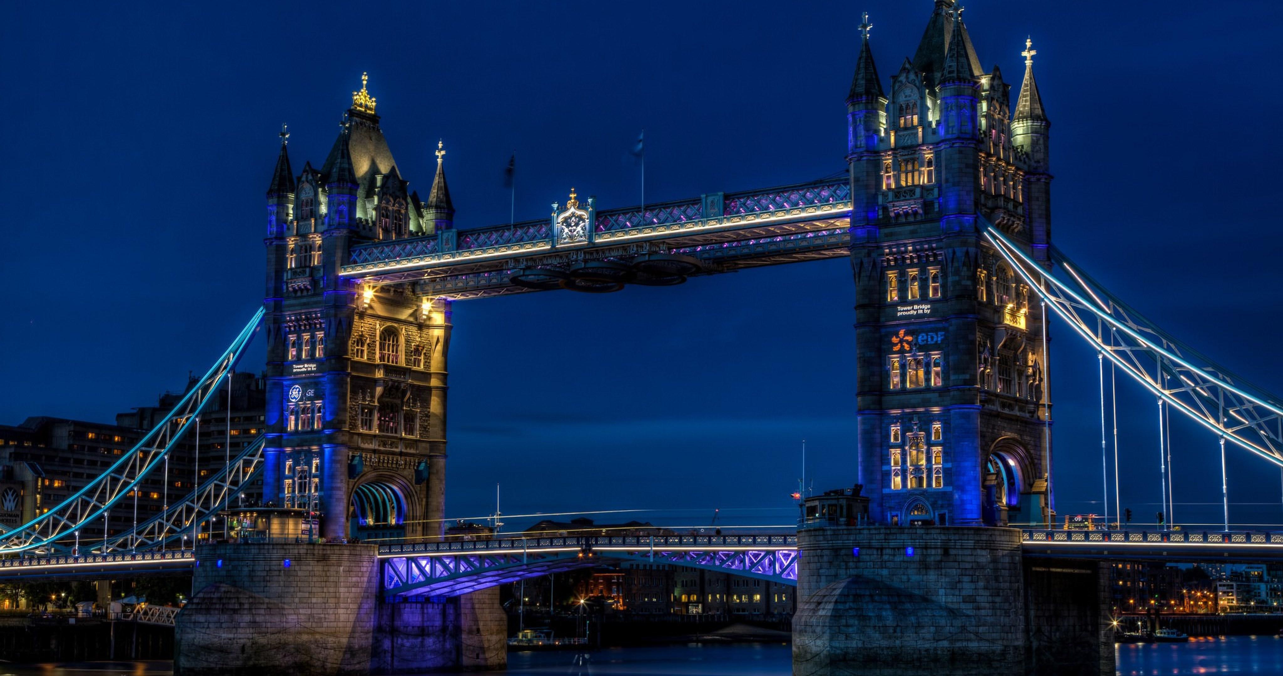 Тауэрский мост лондон. Англия мост Тауэр. Тауэрский мост в Лондоне. Великобритания Лондон мост Тауэр ночью. Лондонский мост Тауэр ночью.