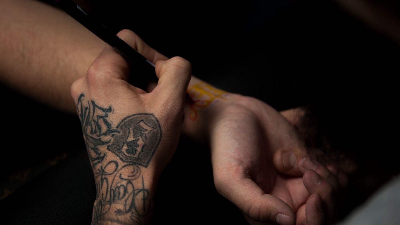 1366x768 Download wallpaper 1366x768 hands, tattoo, tattoo artist, process, drawing, tattooer, tattooist tablet, laptop HD background
