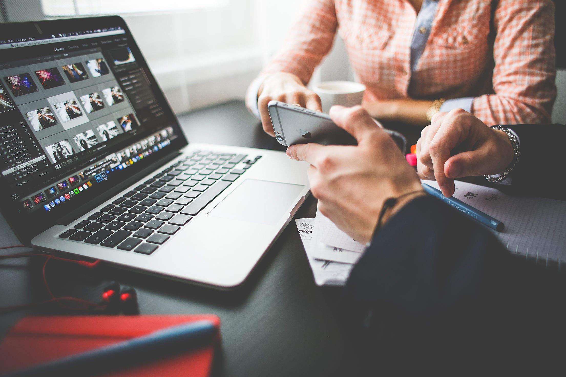 2210x1473 Using iPhone 6 on Business Meeting Free