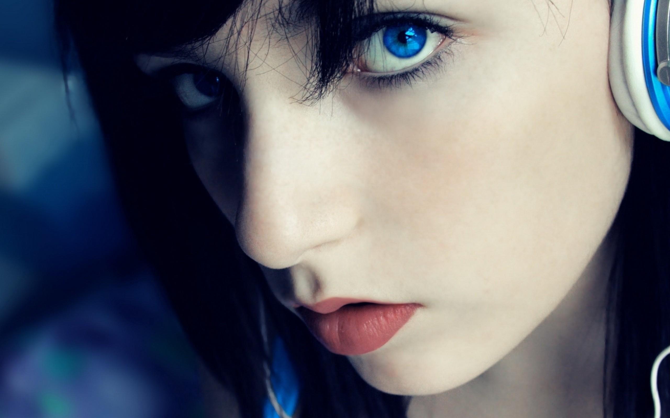 2560x1600 headphones, women, blue eyes, faces wallpaper