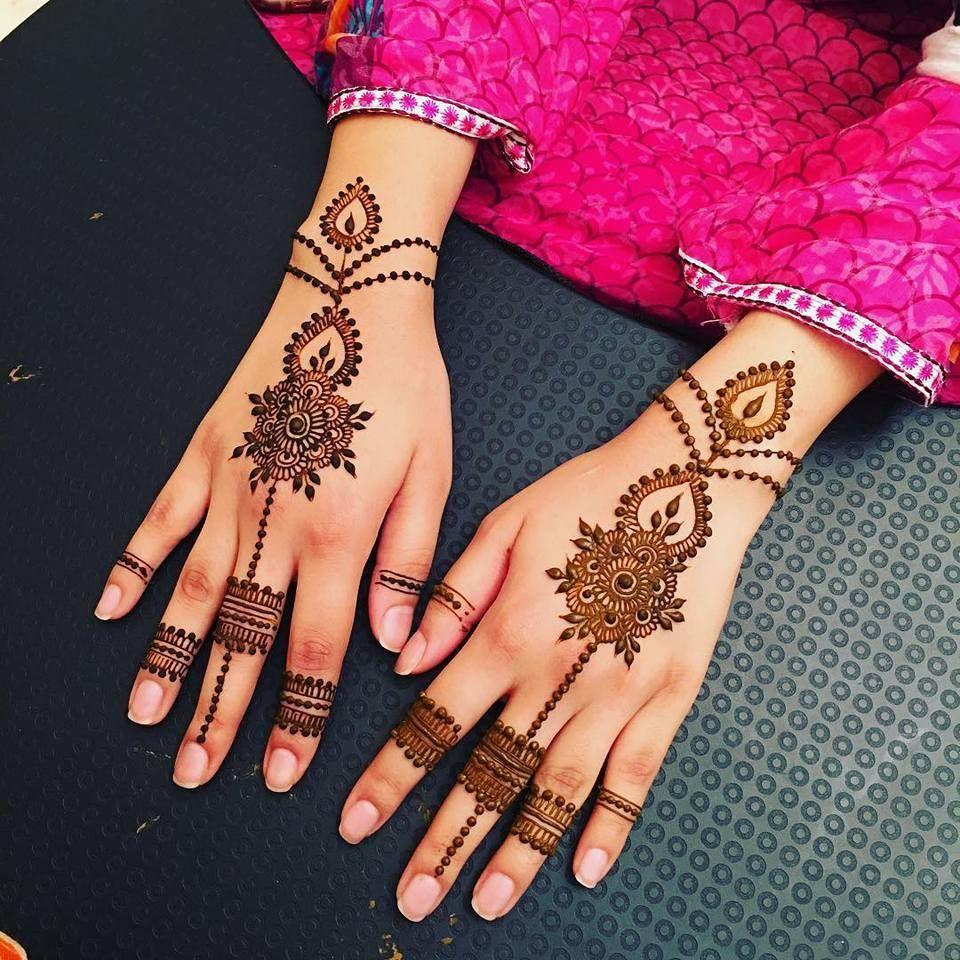Karwa Chauth Mehndi design 2021 सदरत म चर चद लगएग महद क य  लटसट डजइन इस करव चथ कर टरई  karwa chauth mehndi designs 2021  full hand henna arabic style tlif  AajTak