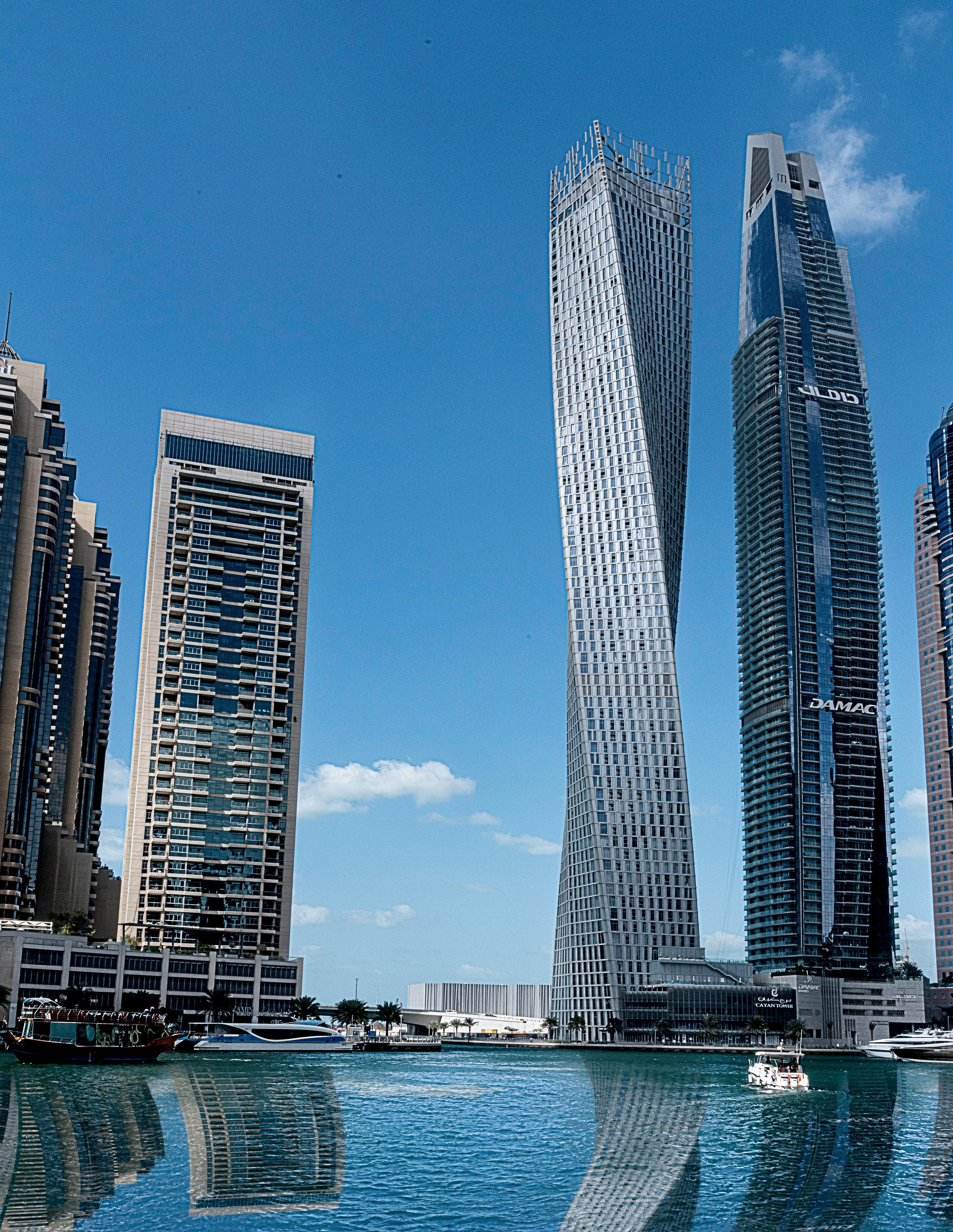 3105x4016 Free of dubai marina, light reflections, sea