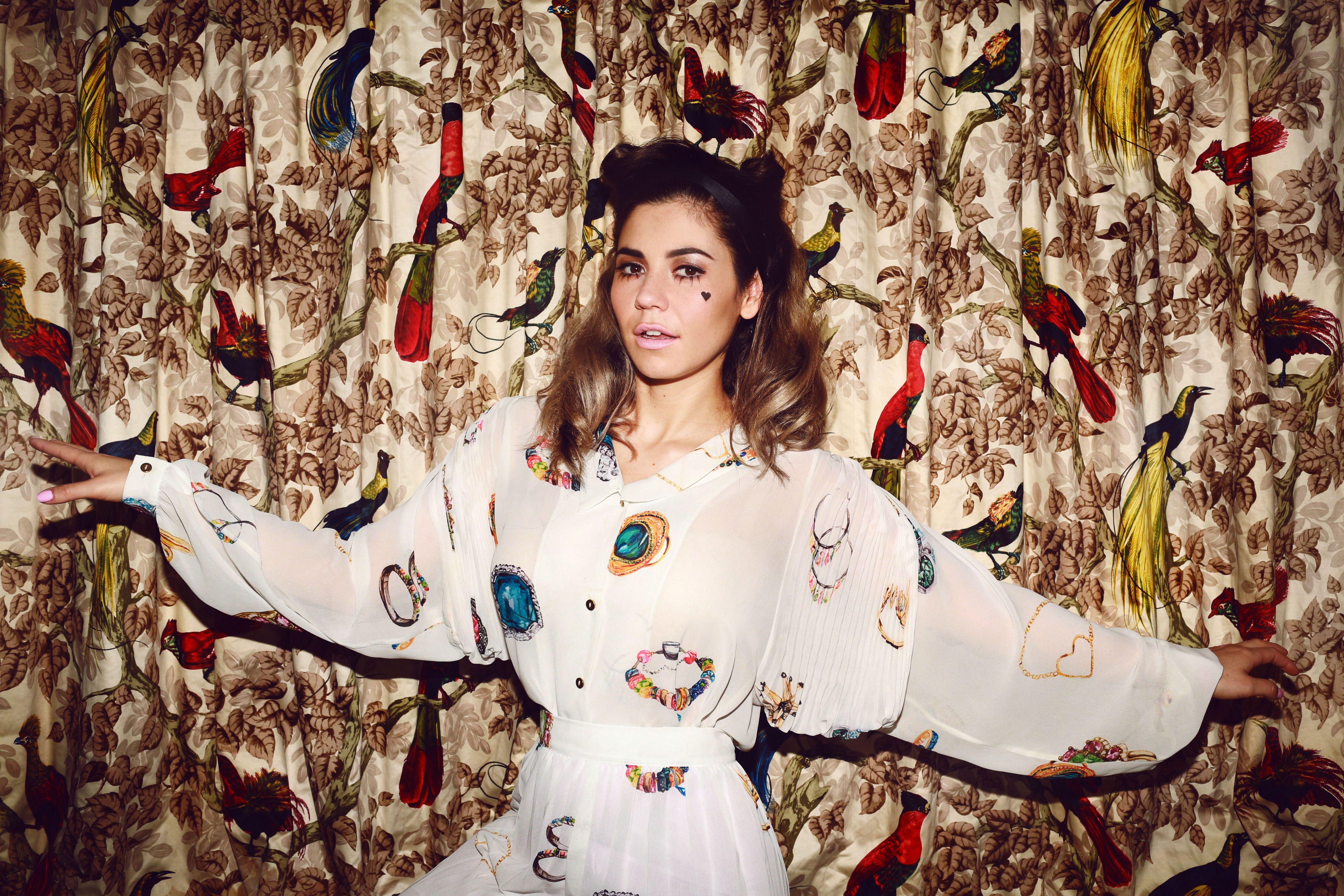 5500x3667 Marina Lambrini Diamandis phone, desktop wallpaper, picture, photo, bckground image