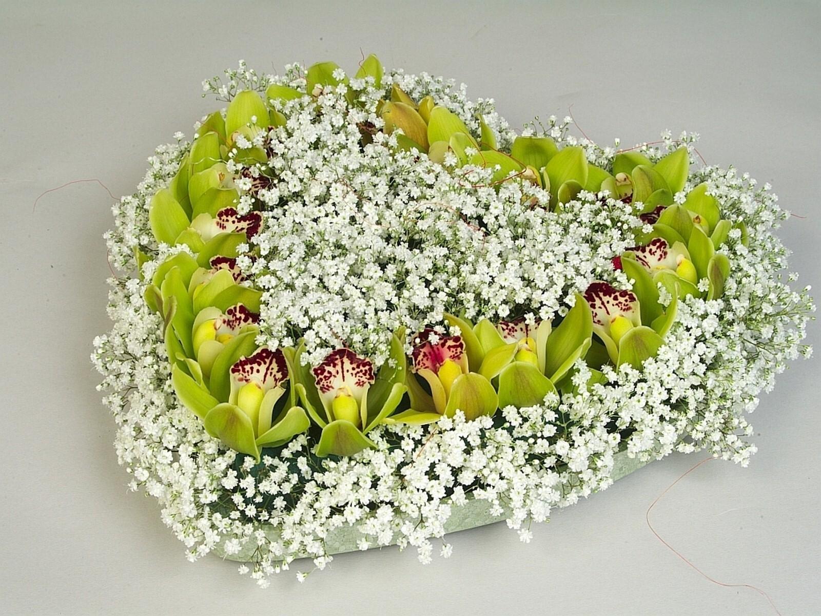 1600x1200 Beautiful Heart Flower Bouquet High Quality Wallpaper