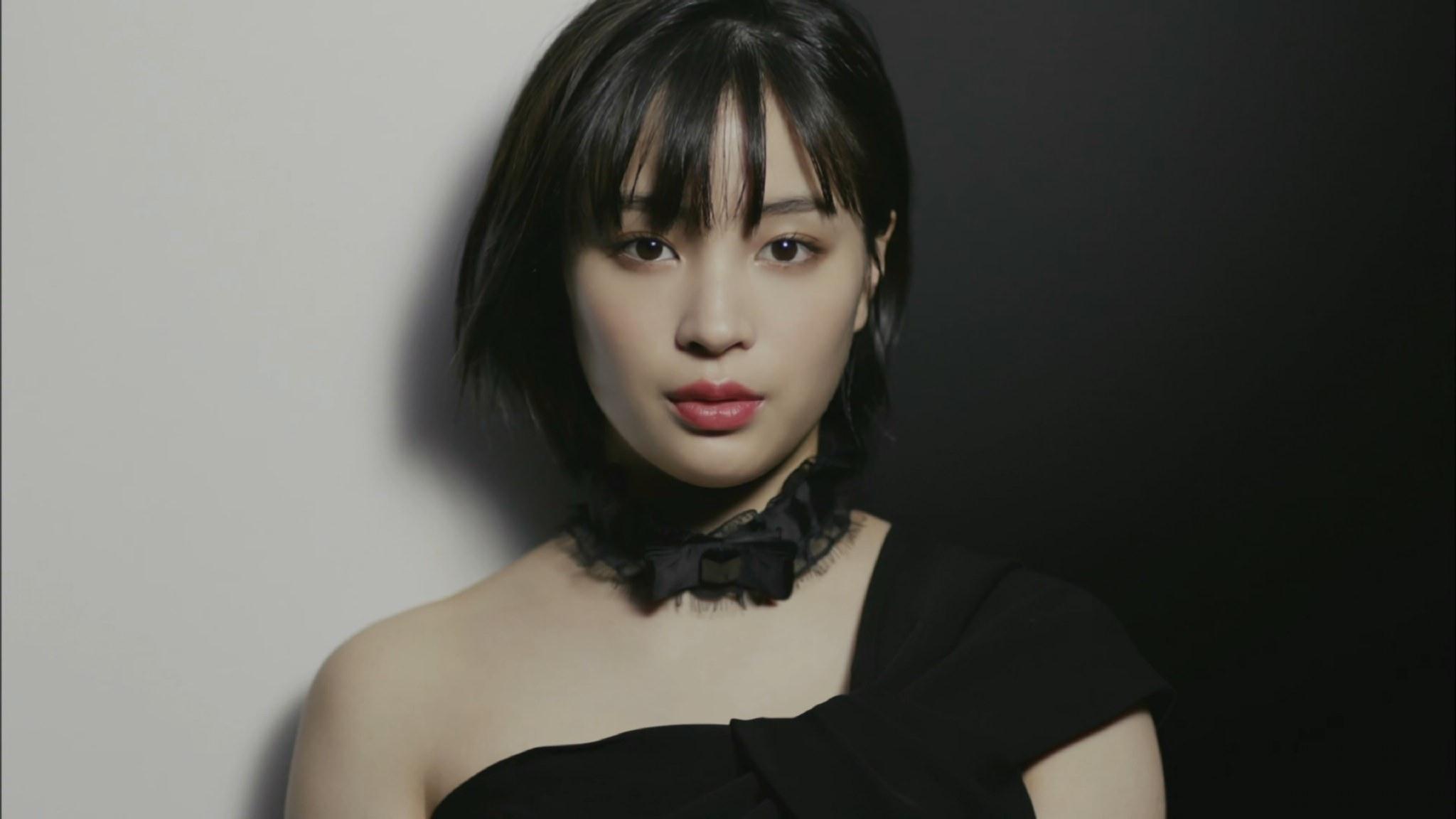 2048x1152 Suzu Hirose Wallpaper