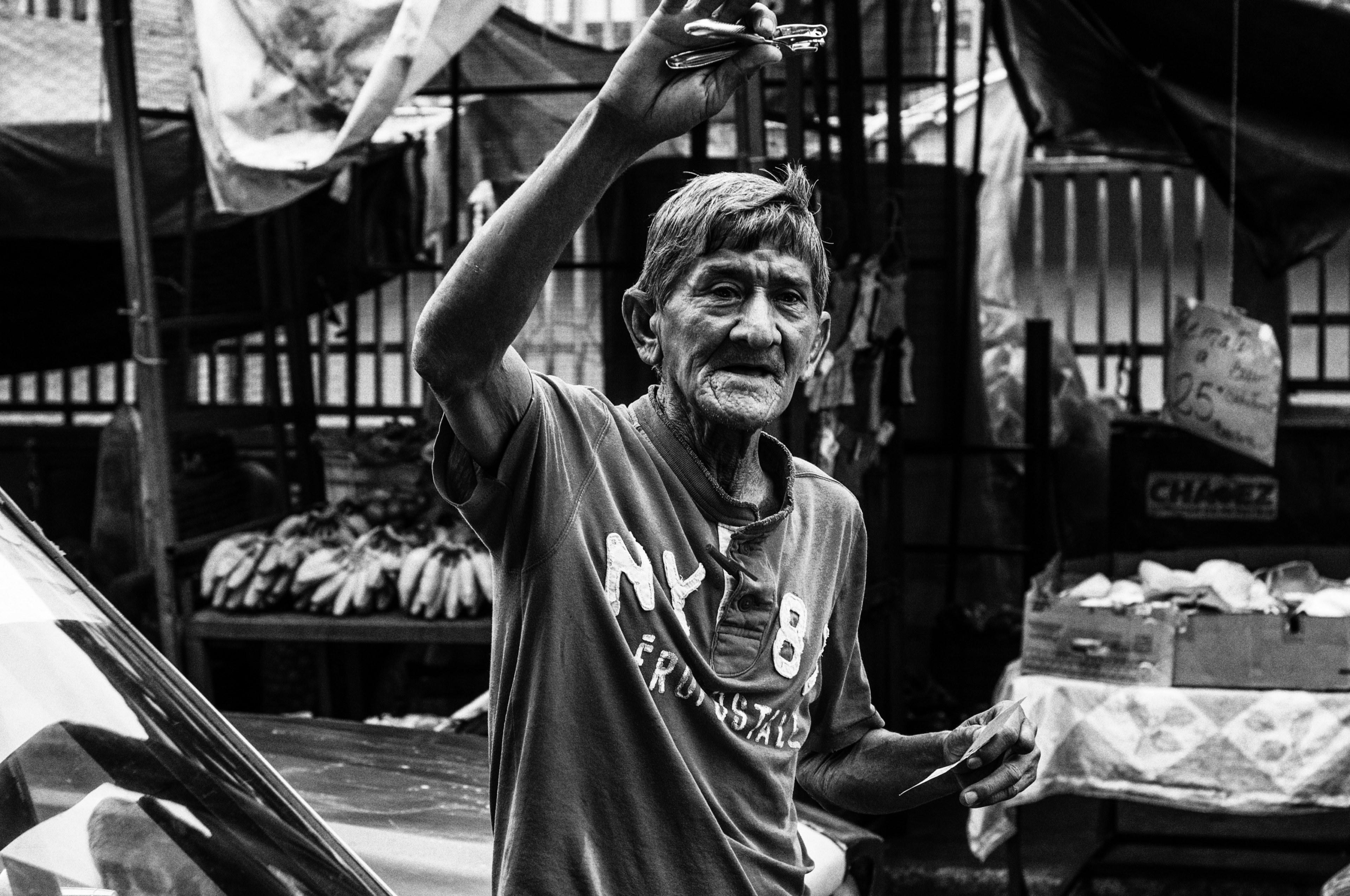 3840x2550 Wallpaper / maracaibo venezuela man selling razors 4k wallpaper