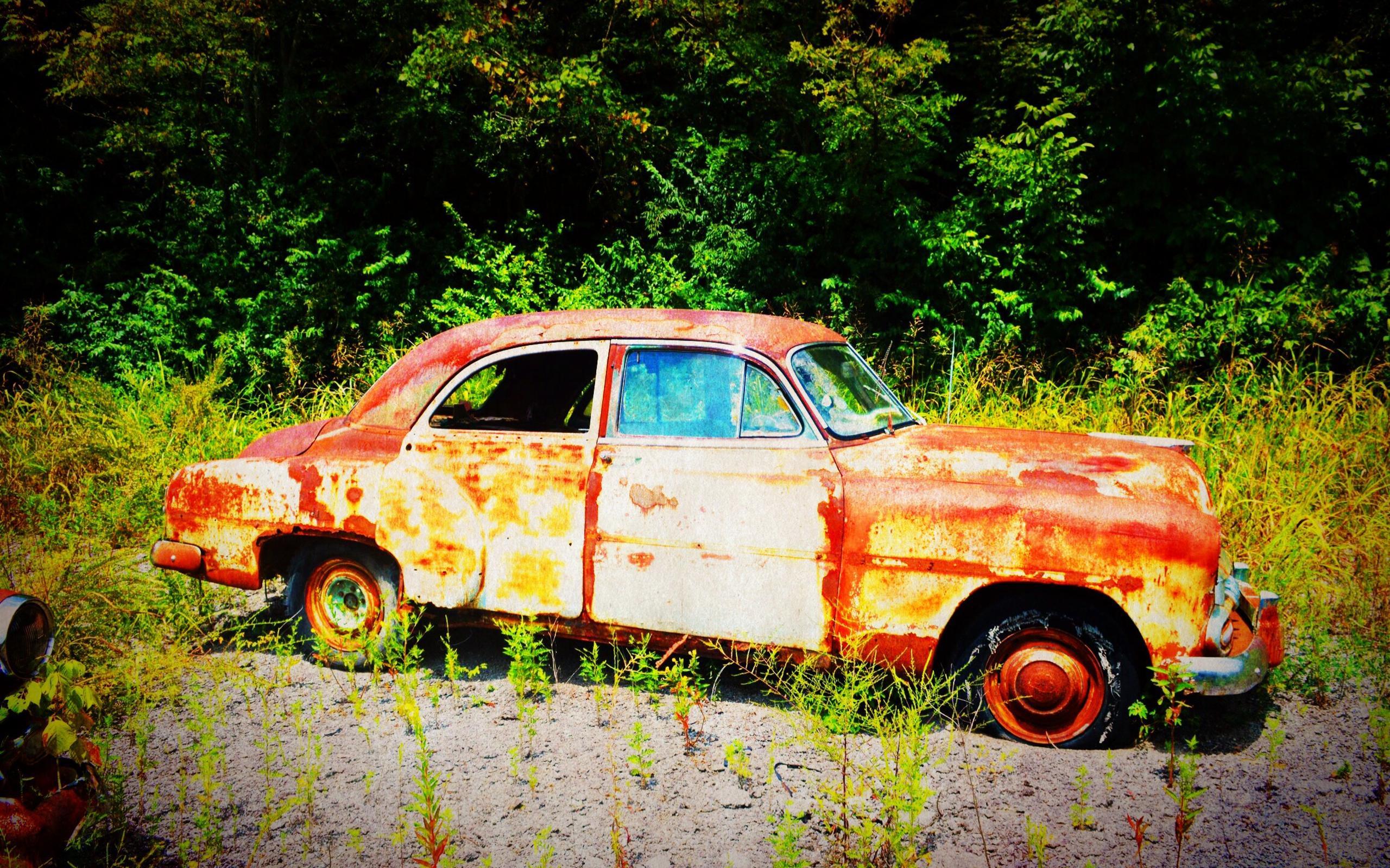 2560x1600 Abandoned car destroyed