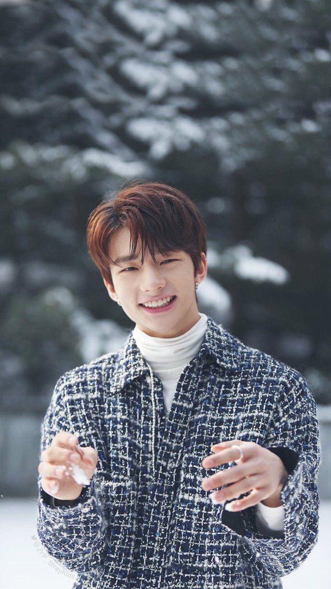 675x1200 Hyunjin Wallpaper