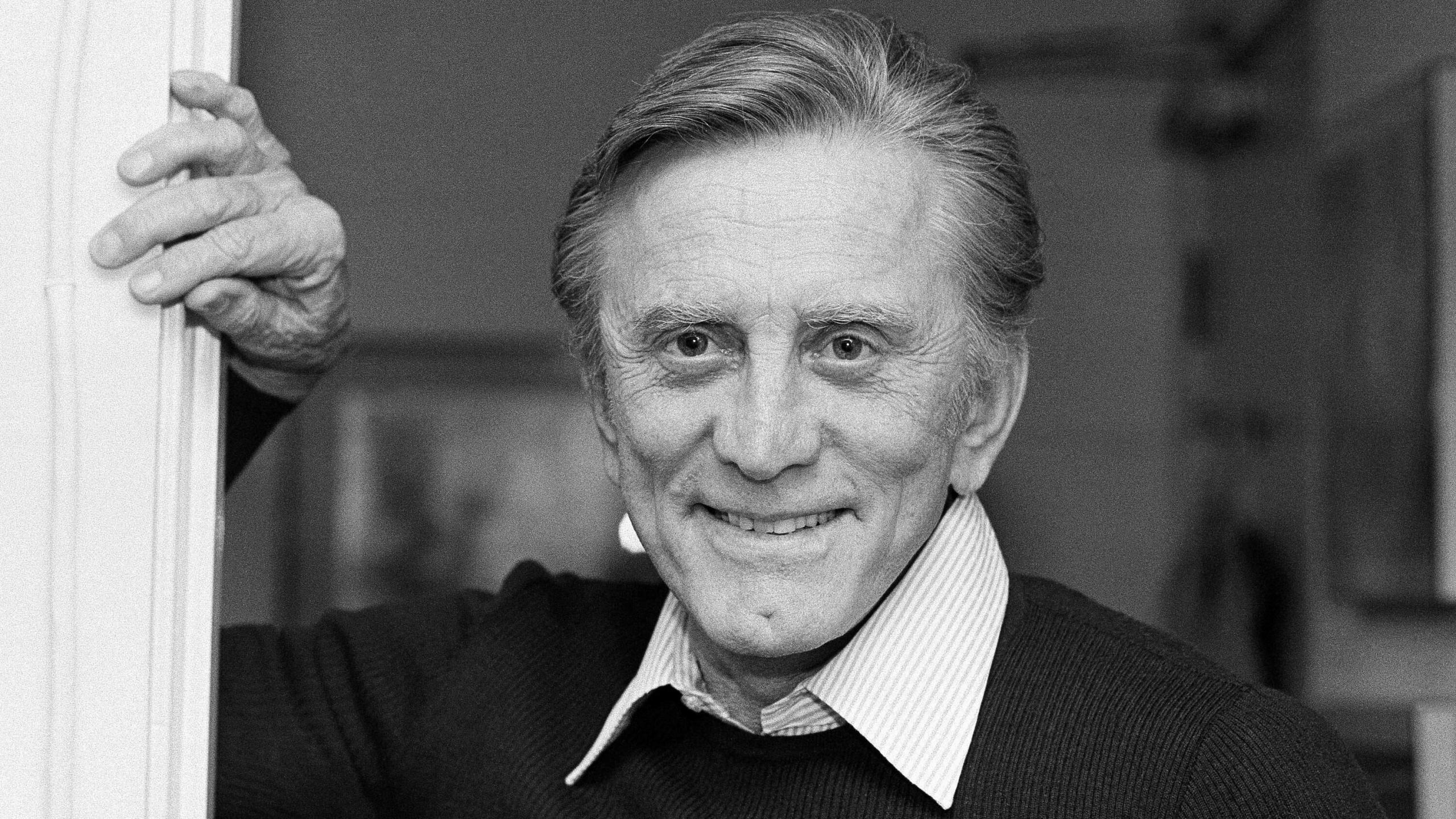 2560x1440 Kirk Douglas rose from poverty to become a king of Hollywood