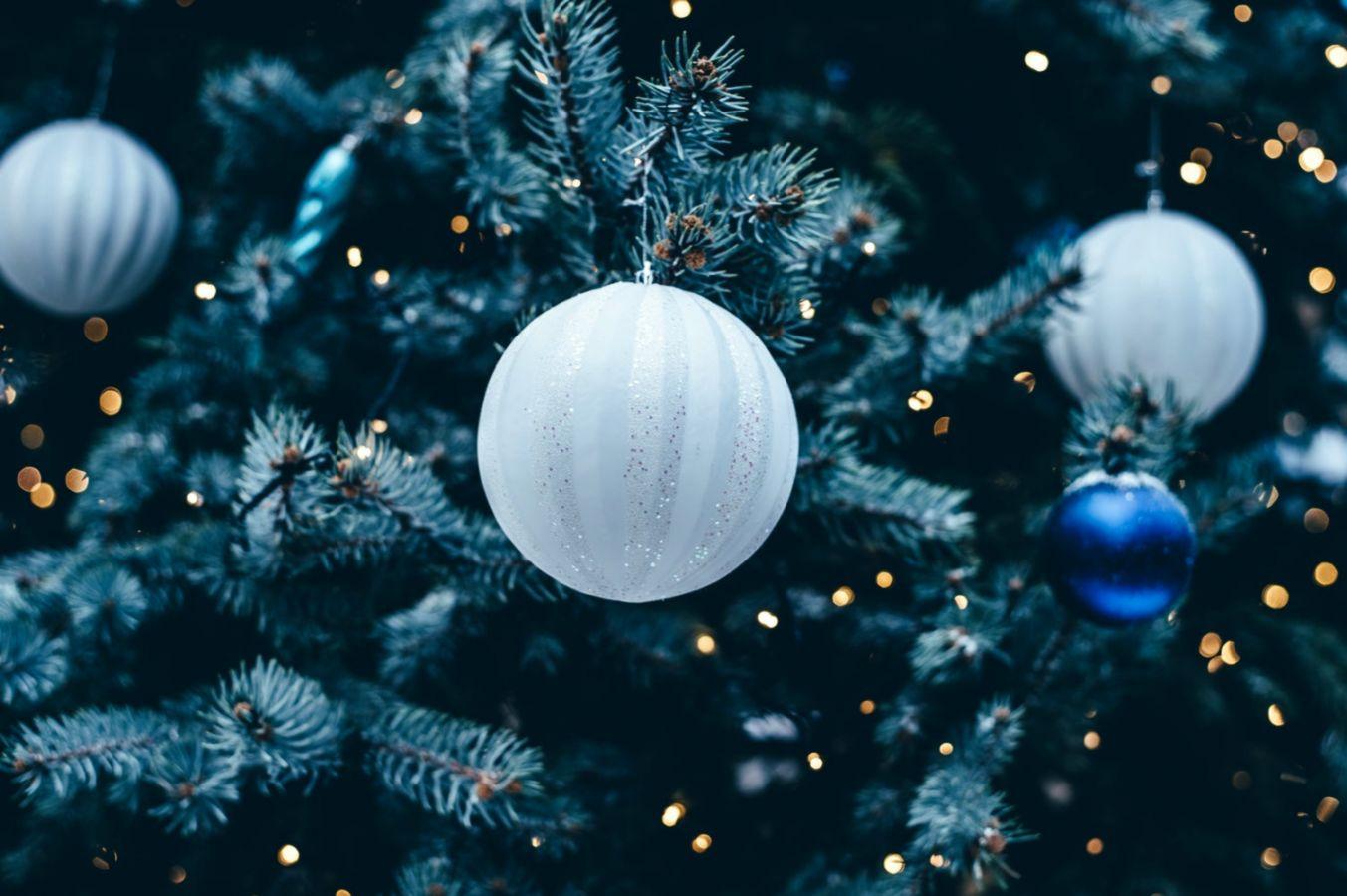 1353x900 Hd Christmas Wallpaper Download Latest Christmas Wallpaper Christmas Tree Close Up