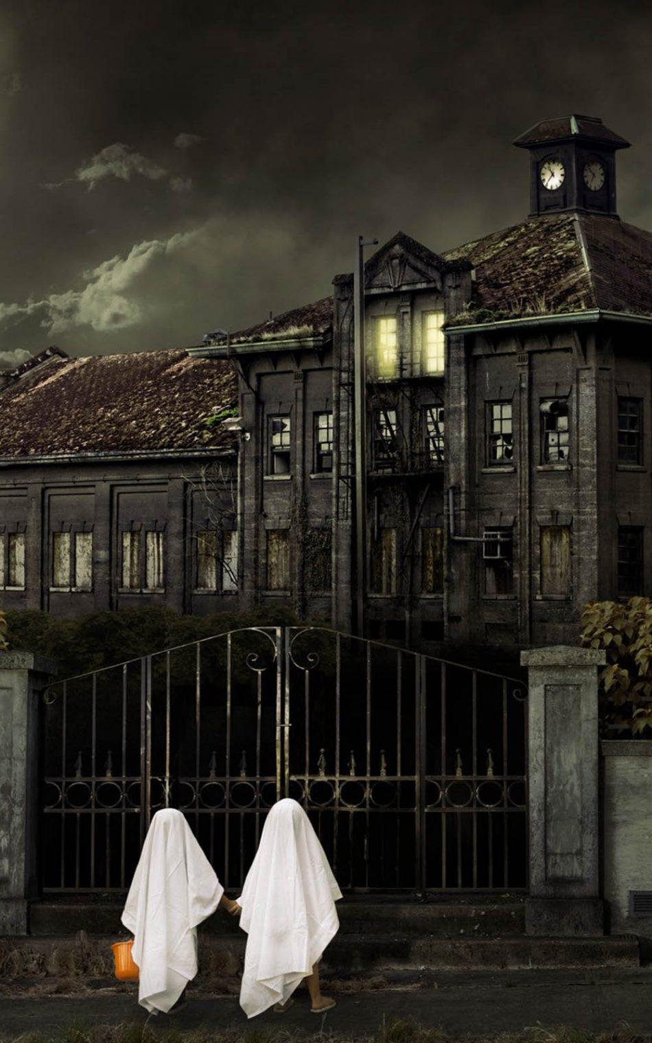950x1520 Scary Halloween House 4K Ultra HD Mobile Wallpaper