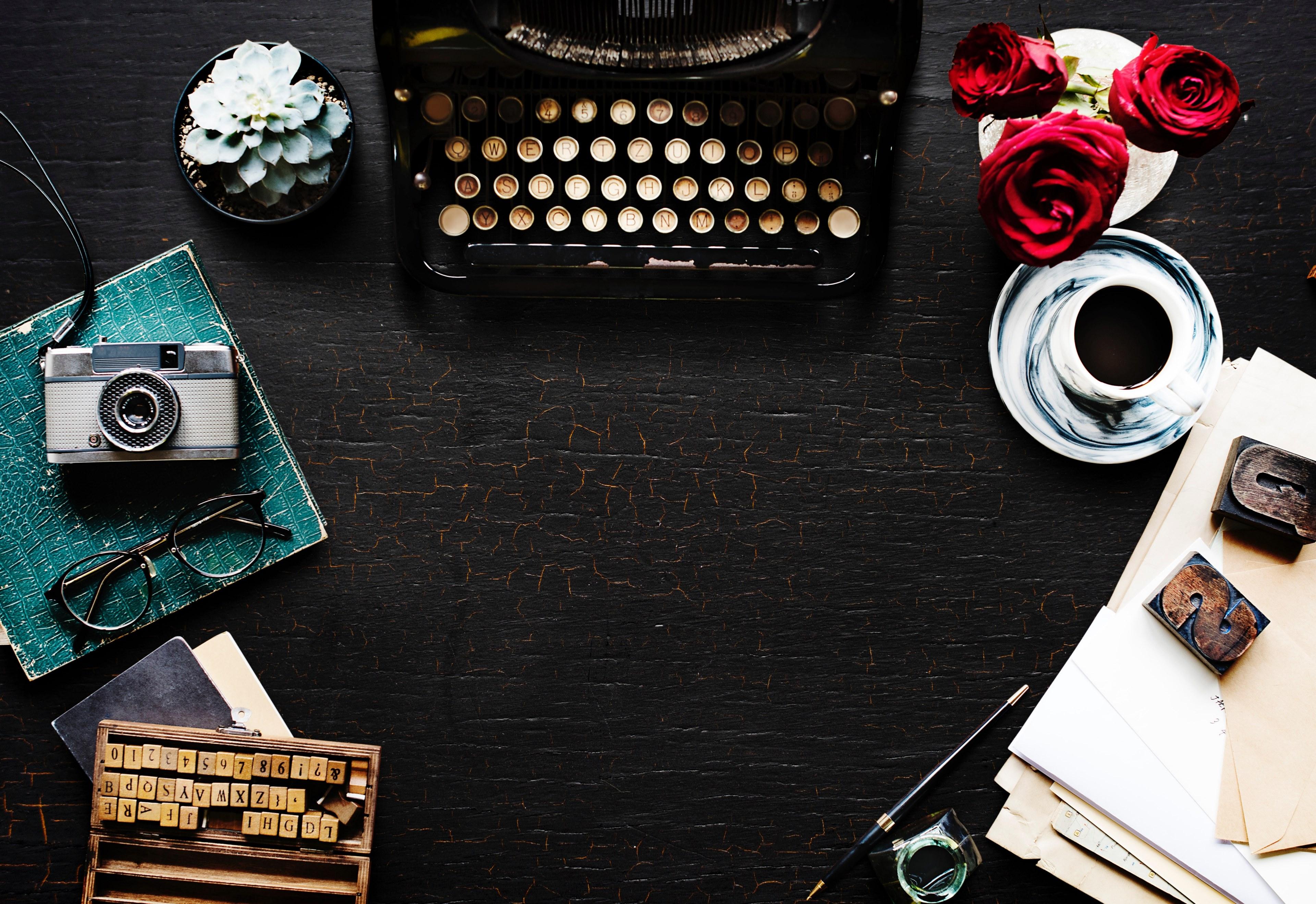 3840x2639 Wallpaper / typewriter vintage desk and glasses HD 4k wallpaper