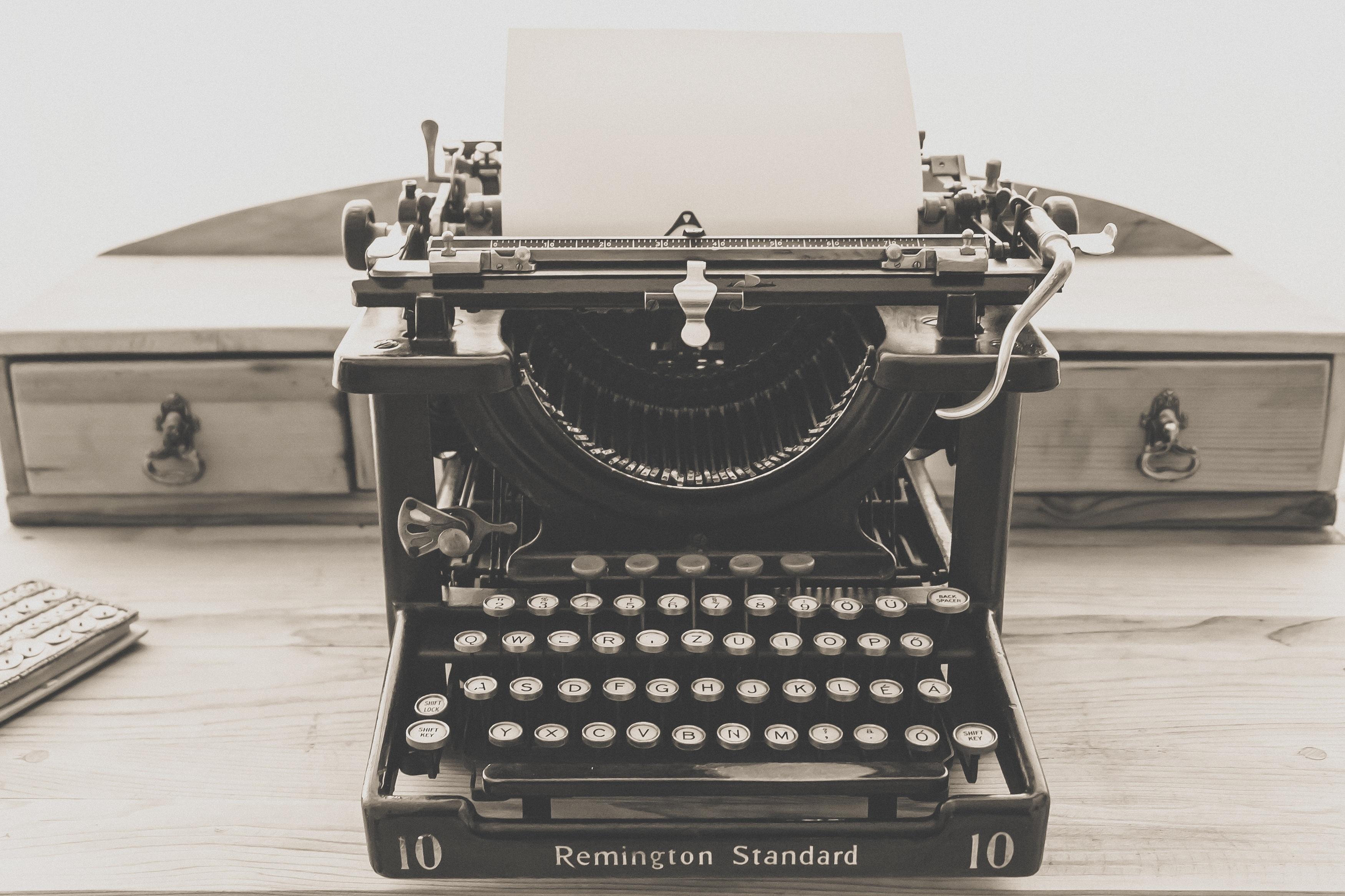 3500x2333 Remington Standard Typewriter in Greyscale Photography · Free