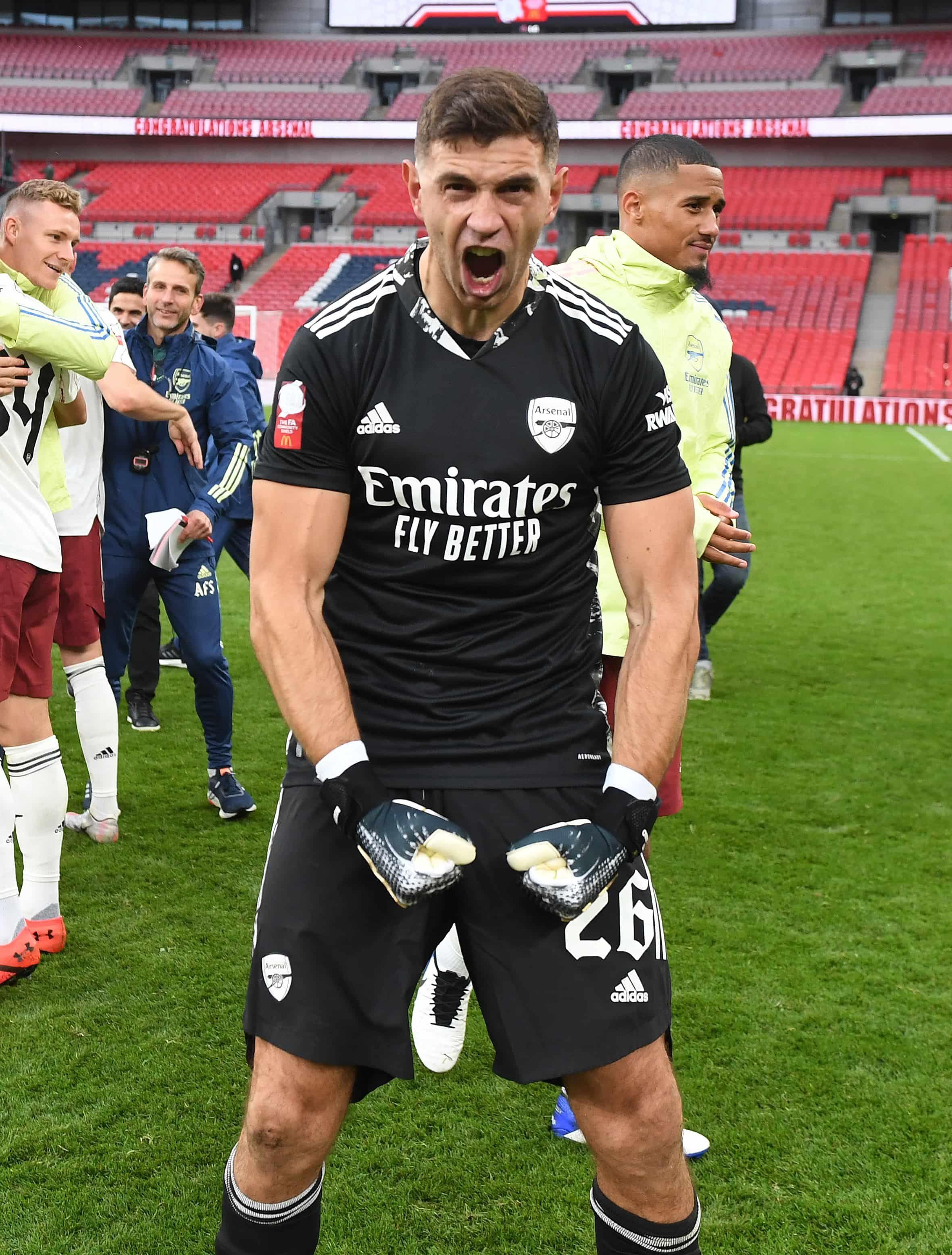 2361x3112 Emiliano Martínez, héroe en la consagración de Arsenal en la Community Shield Sports. Arsenal, Futbol ingles, Futbol internacional