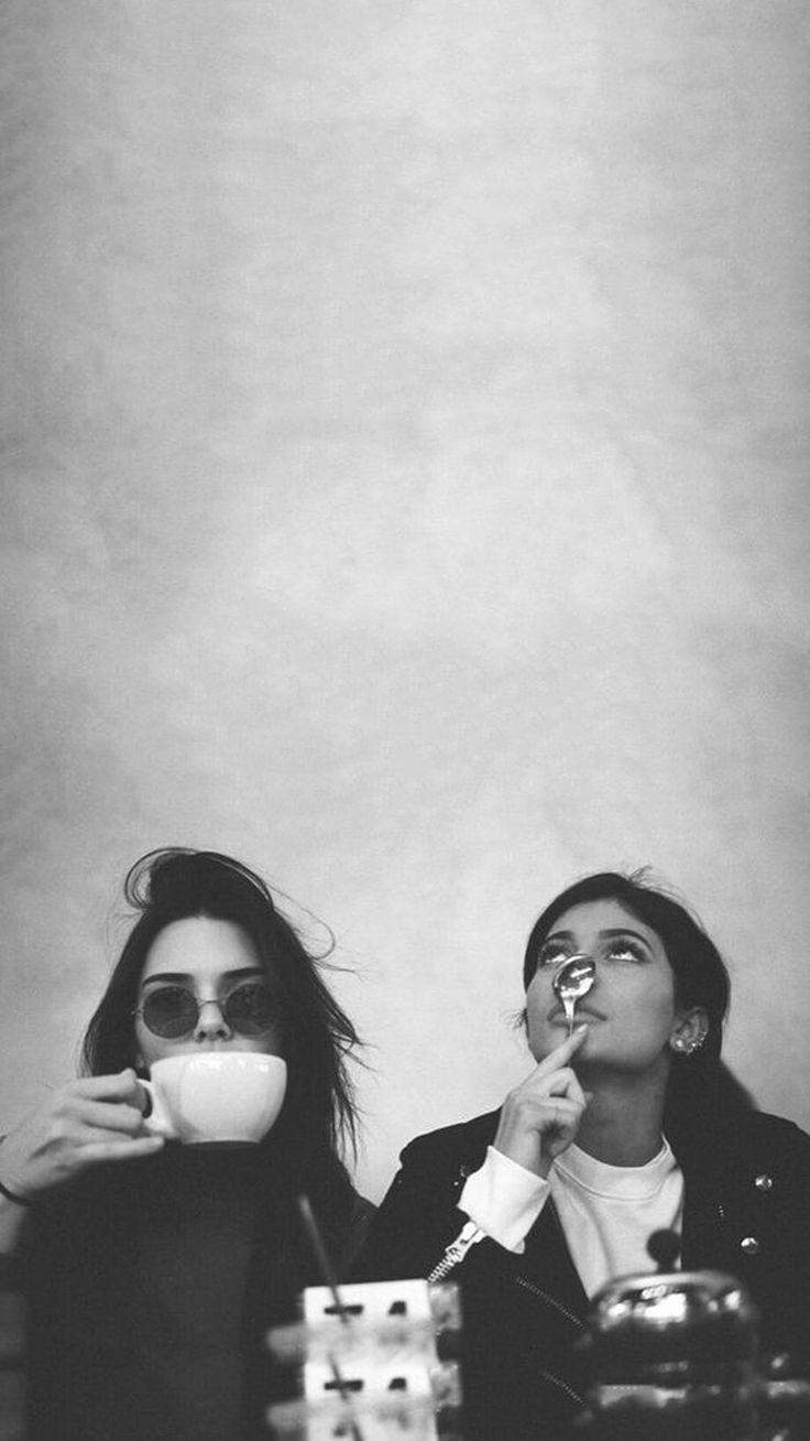 736x1308 Selfie Tips: This Is How You Get The Perfect Self Portrait You Are Looking For. Kendall Jenner Wallpaper, Friend Photohoot, Black And White Aesthetic