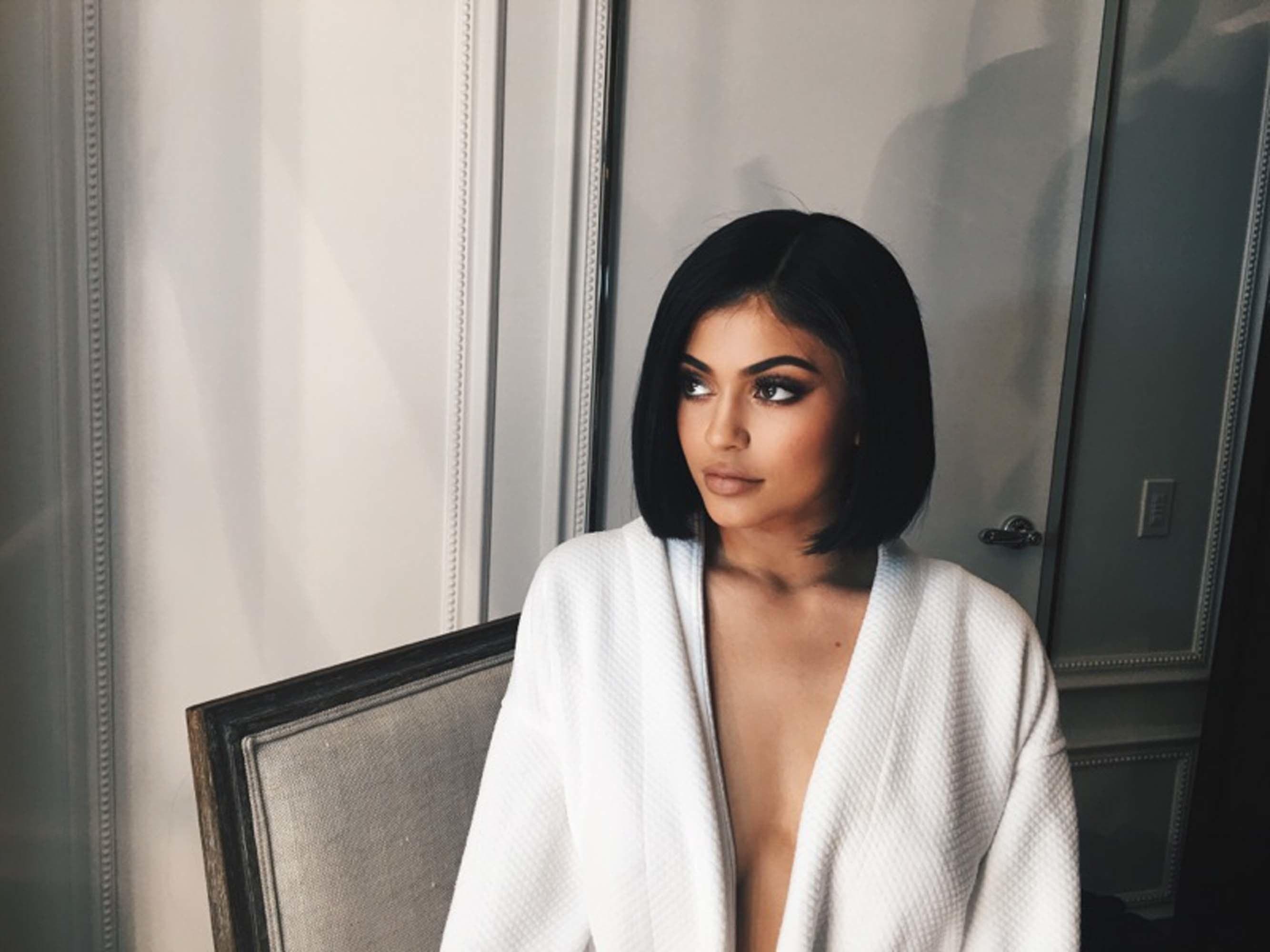 2667x2000 Kylie Jenner Short Black Hair HD Celebrities, 4k Wallpaper, Image, Background, Photo and Picture