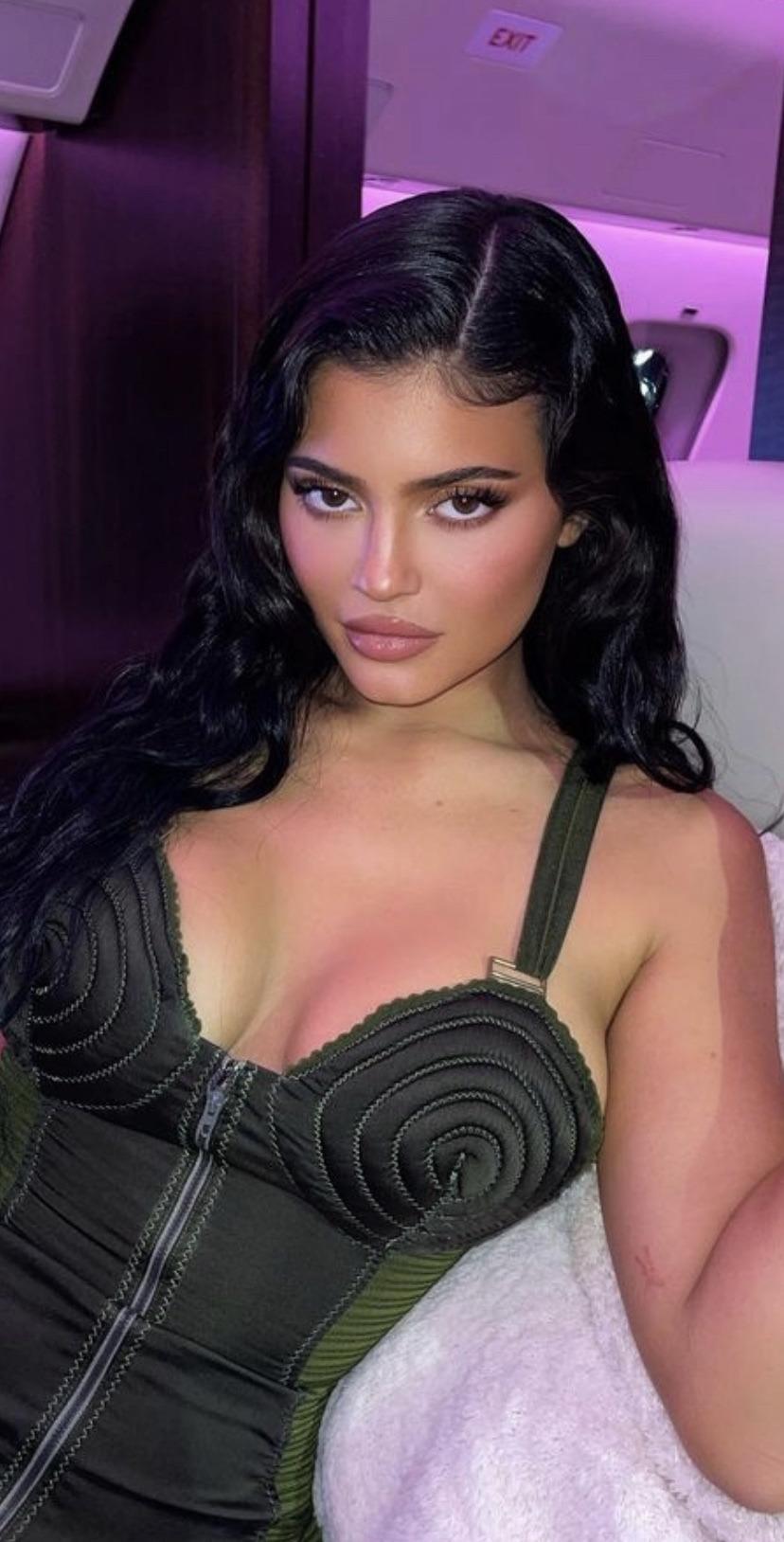 828x1628 Kylie Jenner