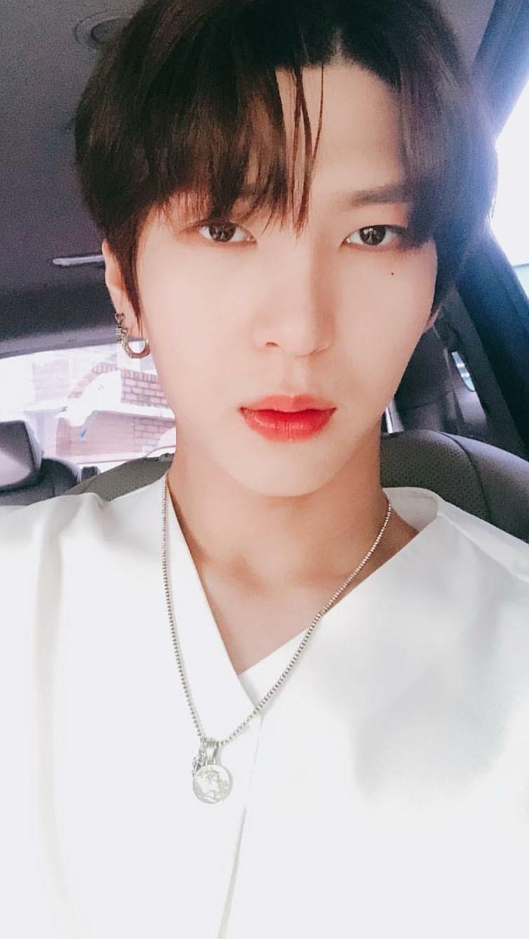 757x1347 Taekwoon lockscreens