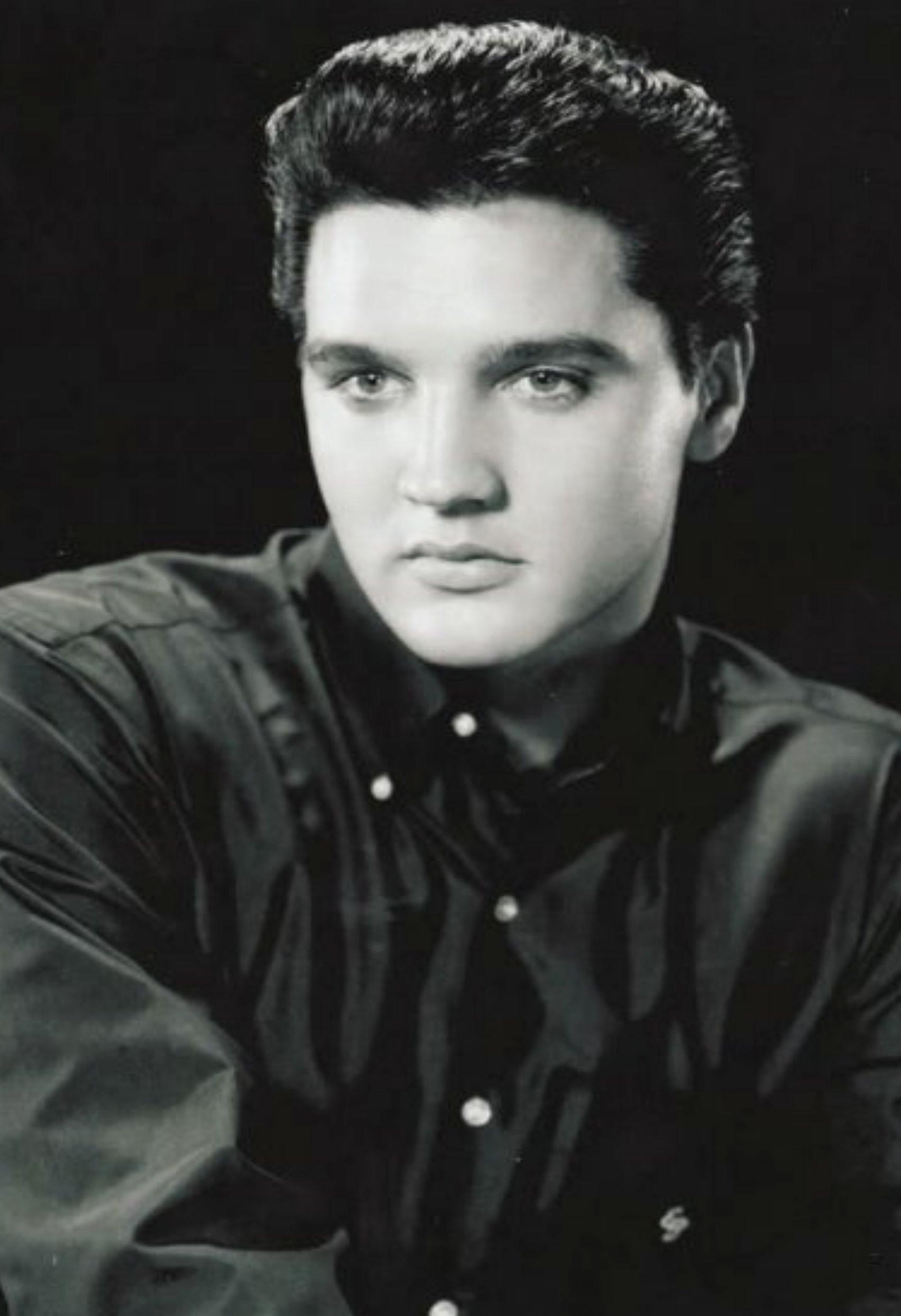 1704x2490 Elvis Christmas Wallpaper background picture