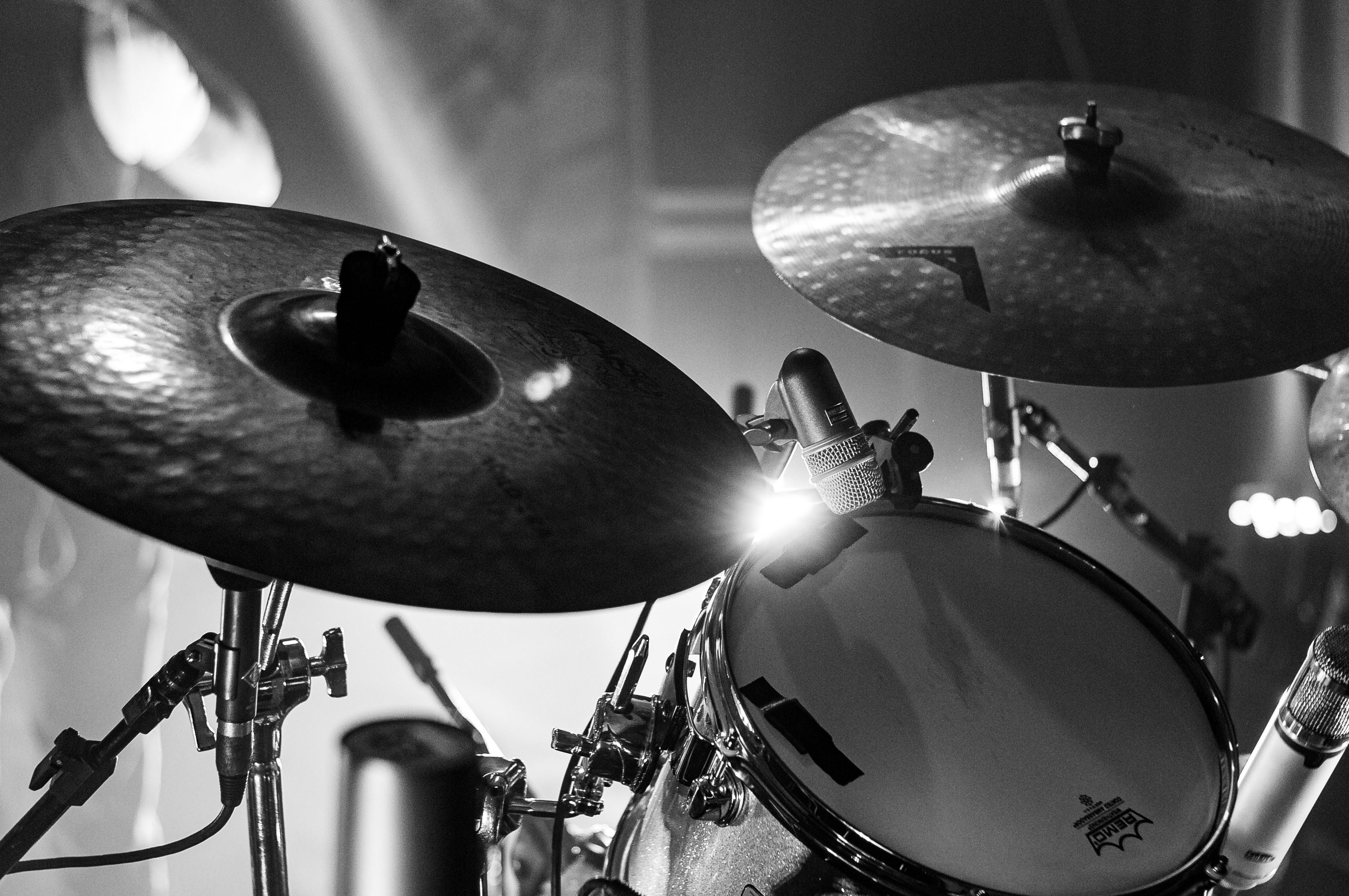 4288x2848 Modern drums on stage in club · Free