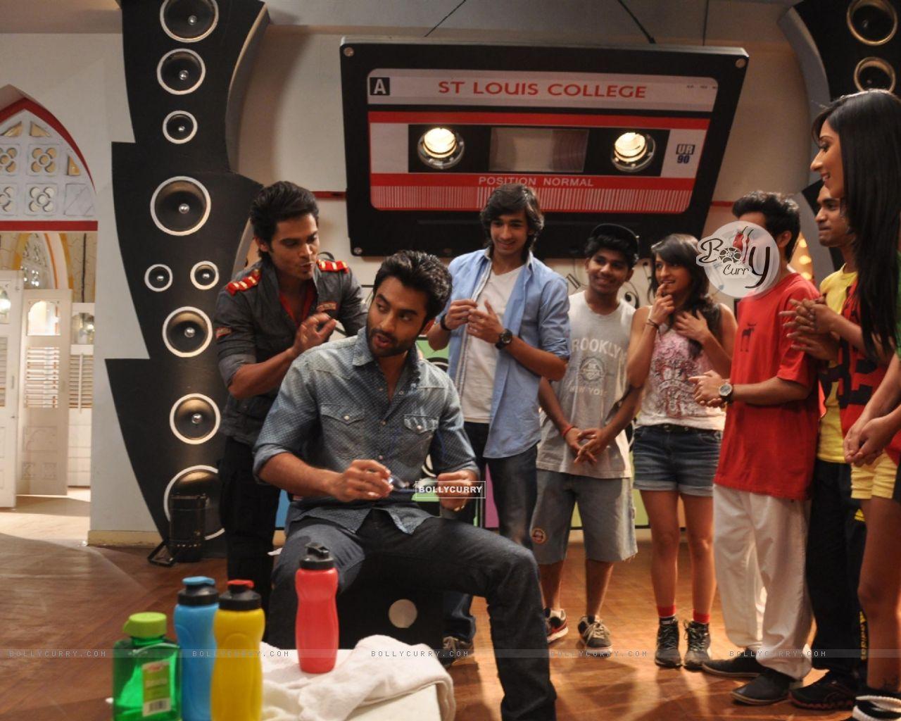 1280x1024 Wallpaper Bhagnani at the Promotion of 'Youngistaan' on Dil Dosti Dance size:1280x1024