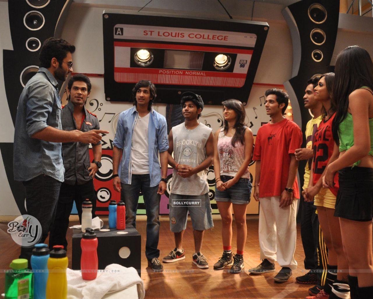 1280x1024 Wallpaper Bhagnani at the Promotion of 'Youngistaan' on Dil Dosti Dance size:1280x1024