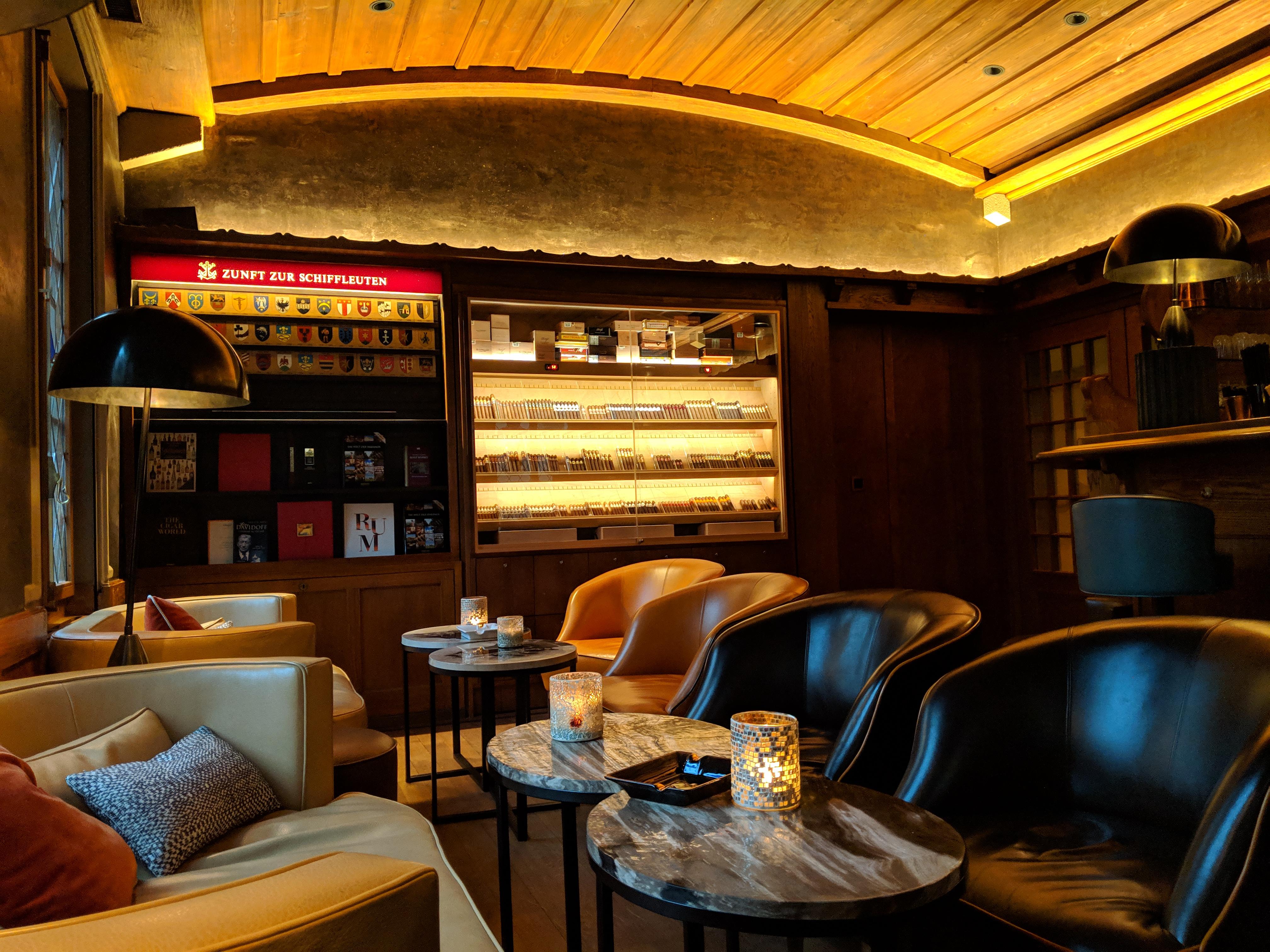4032x3024 What Makes a Good Cigar Lounge?