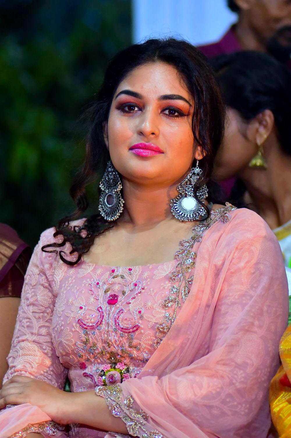 1000x1505 Prayaga Rose Martin Flourishing Beauty and Hot Look In Pink Dress