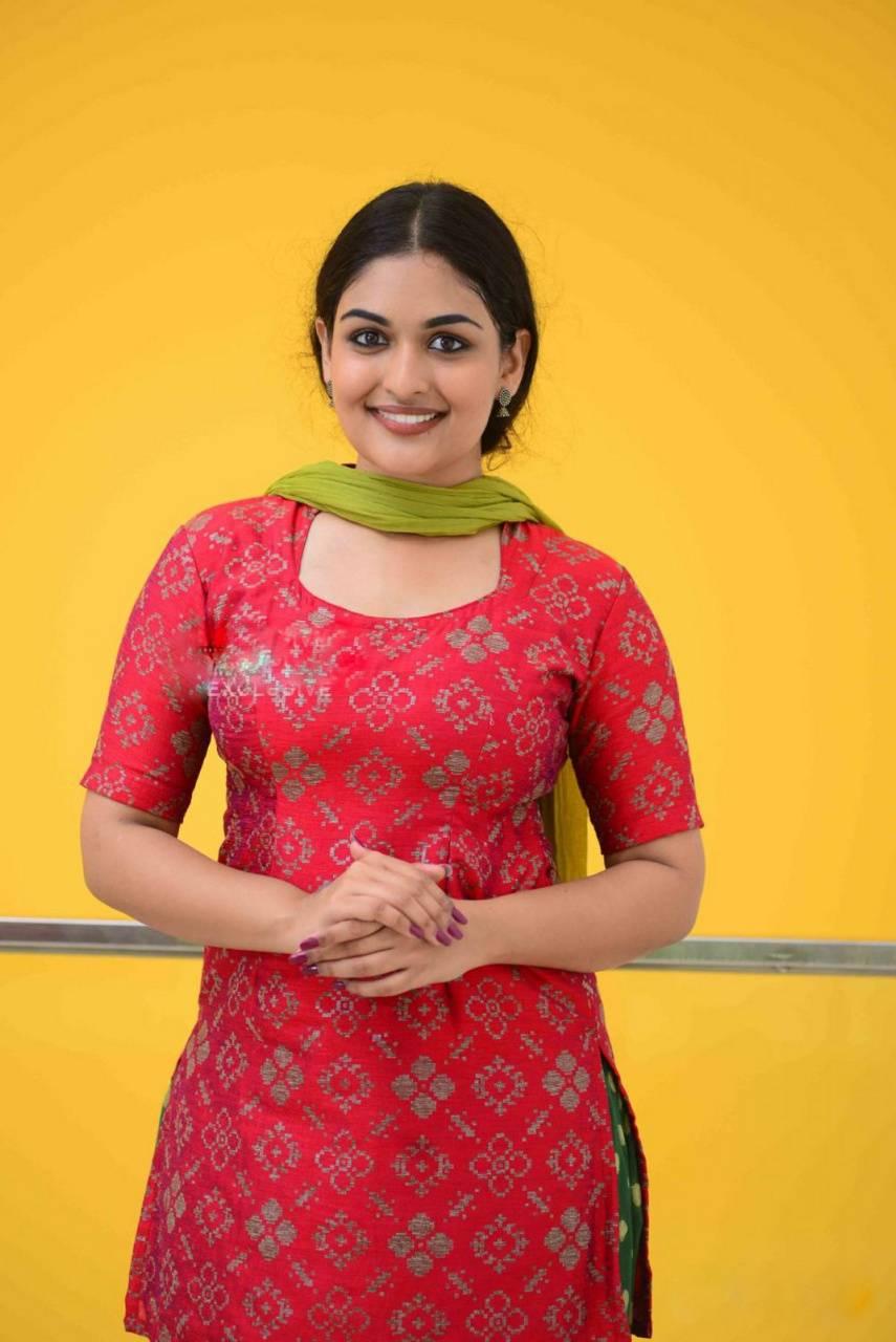 855x1280 Prayaga Martin wallpaper