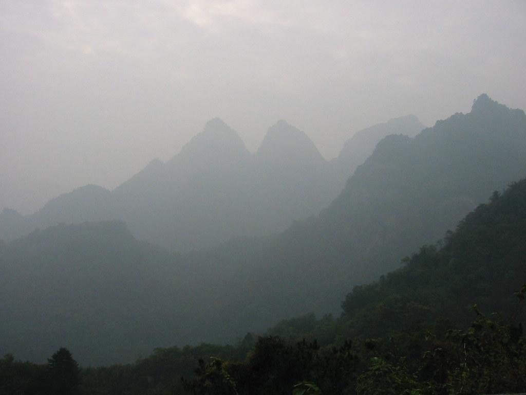 1024x768 Wudang mountain mists. The classic view from Wudang mountai
