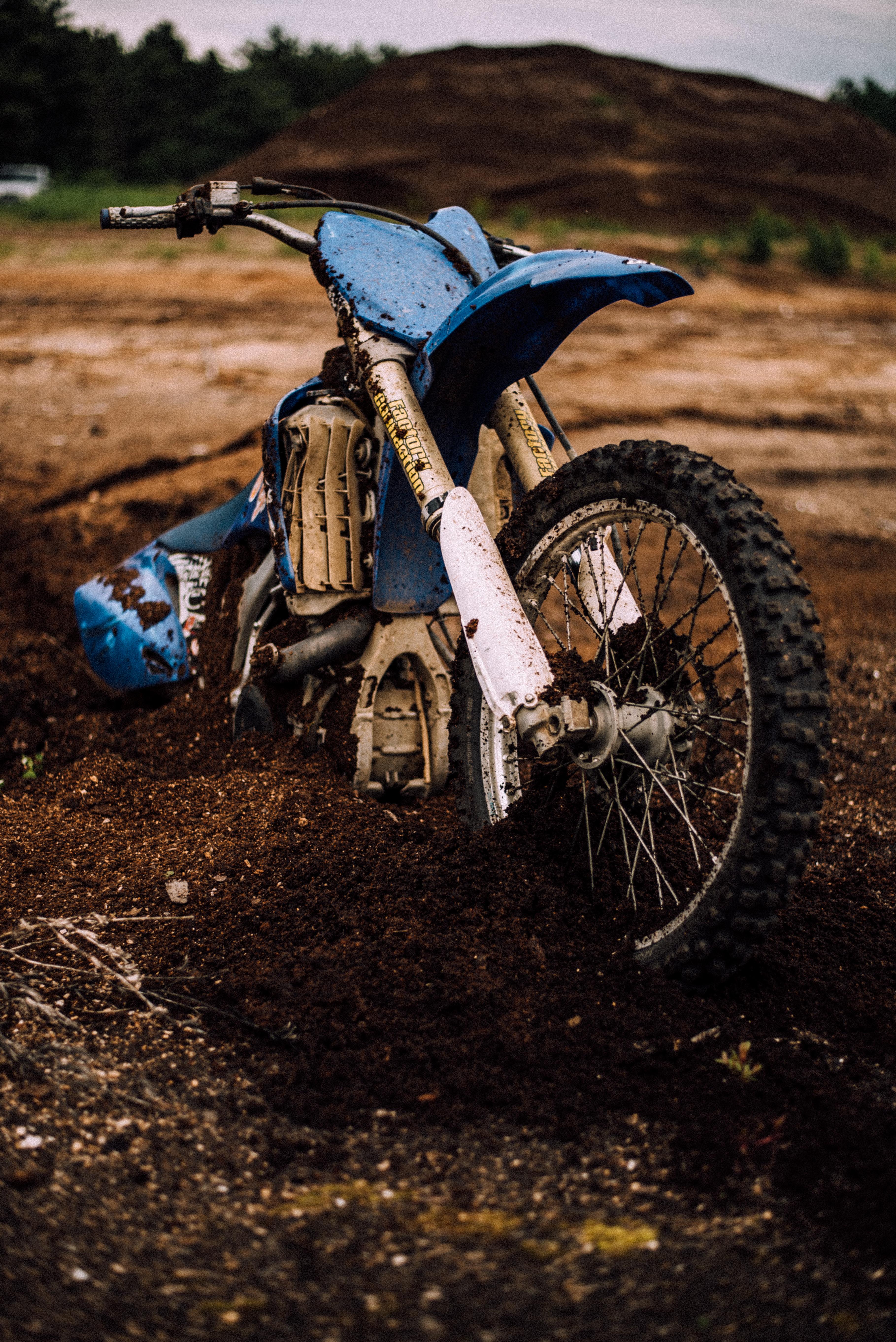 3638x5450 Blue Motocross Dirt Bike on Mud · Free