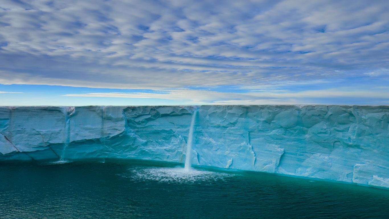 1366x768 melBeautifuler creates waterfalls on an ice cap, svalbard archipelago, norway wallpaper