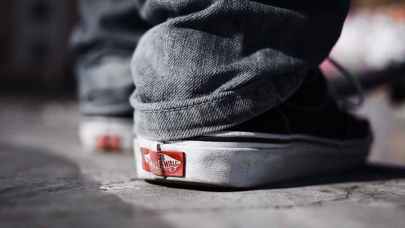 1366x768 Vans That Make Her Dance