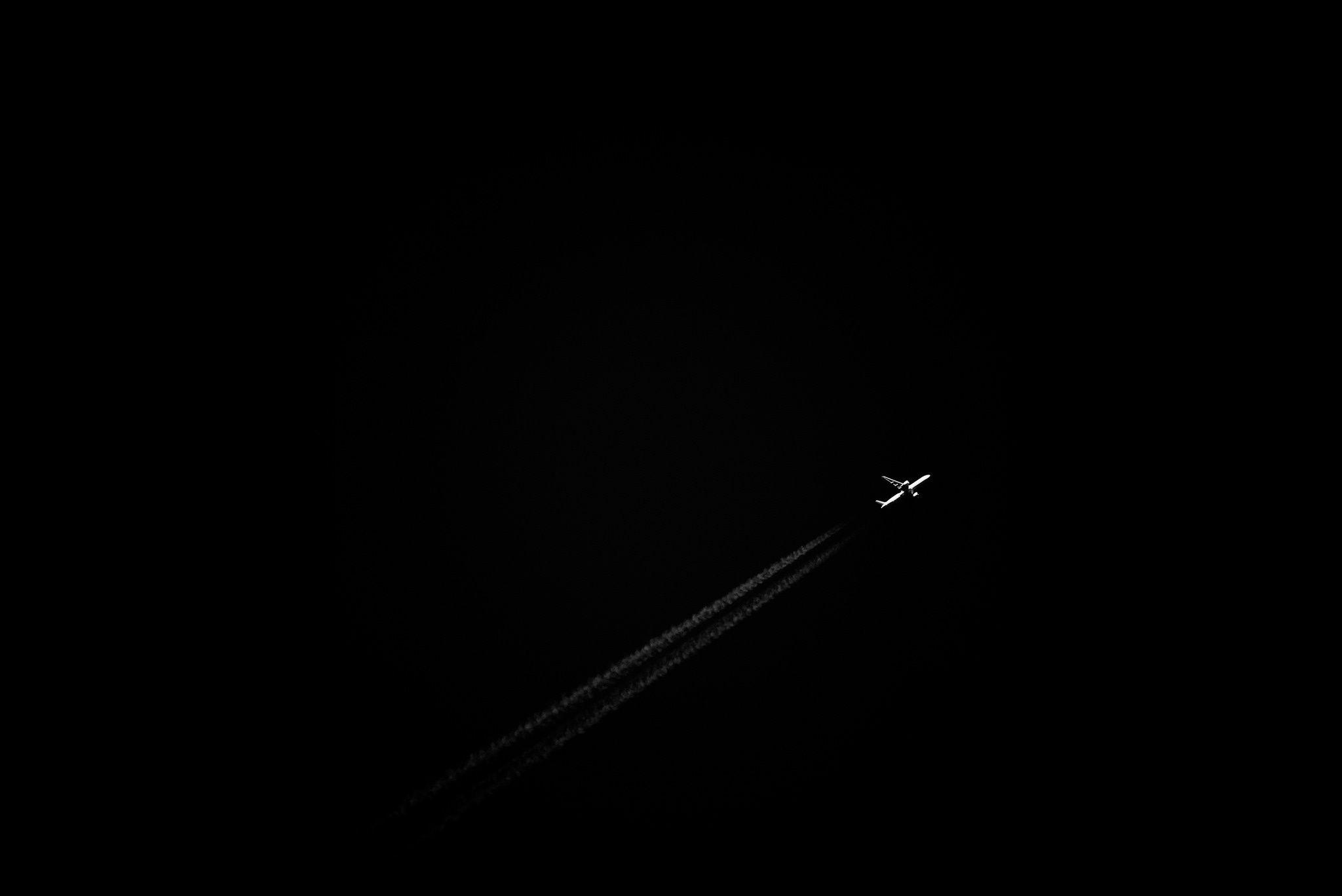 2048x1367 Minimal Plane Black Wallpaper