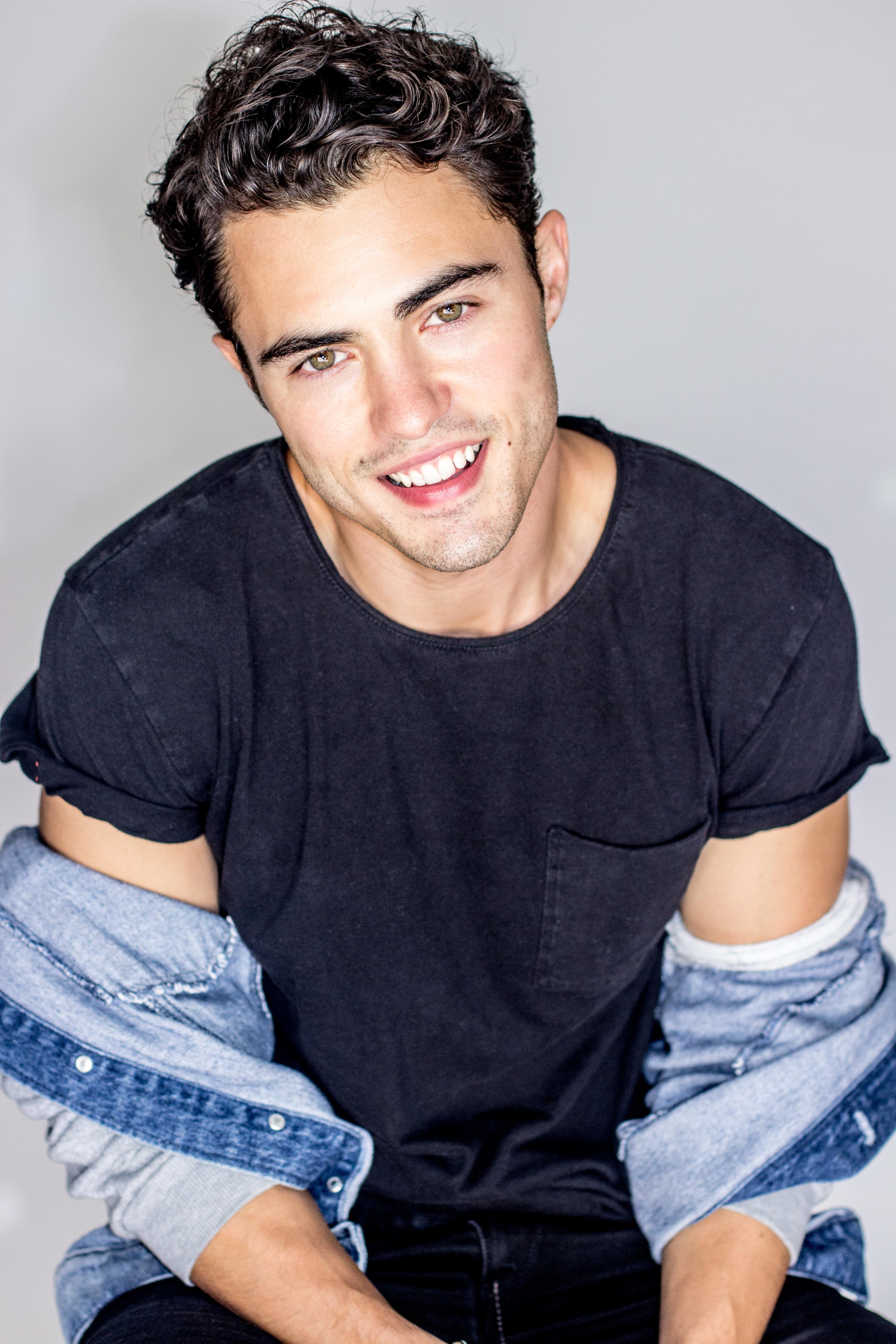 3456x5184 Darren Barnet
