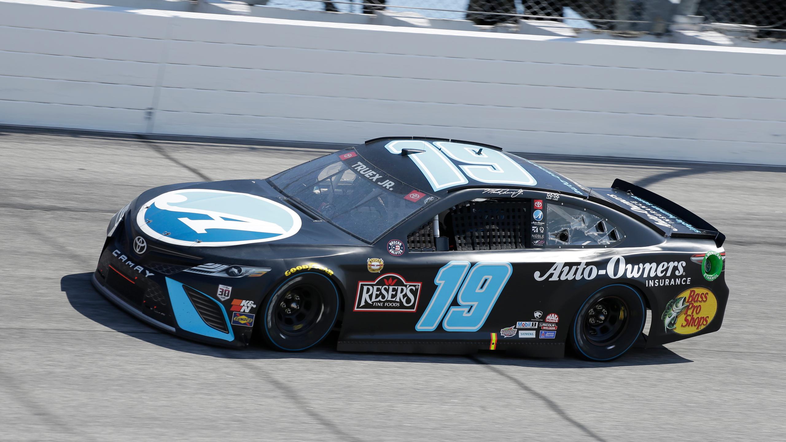 2560x1440 Martin Truex Jr. dominates at Darlington for 3rd win of year